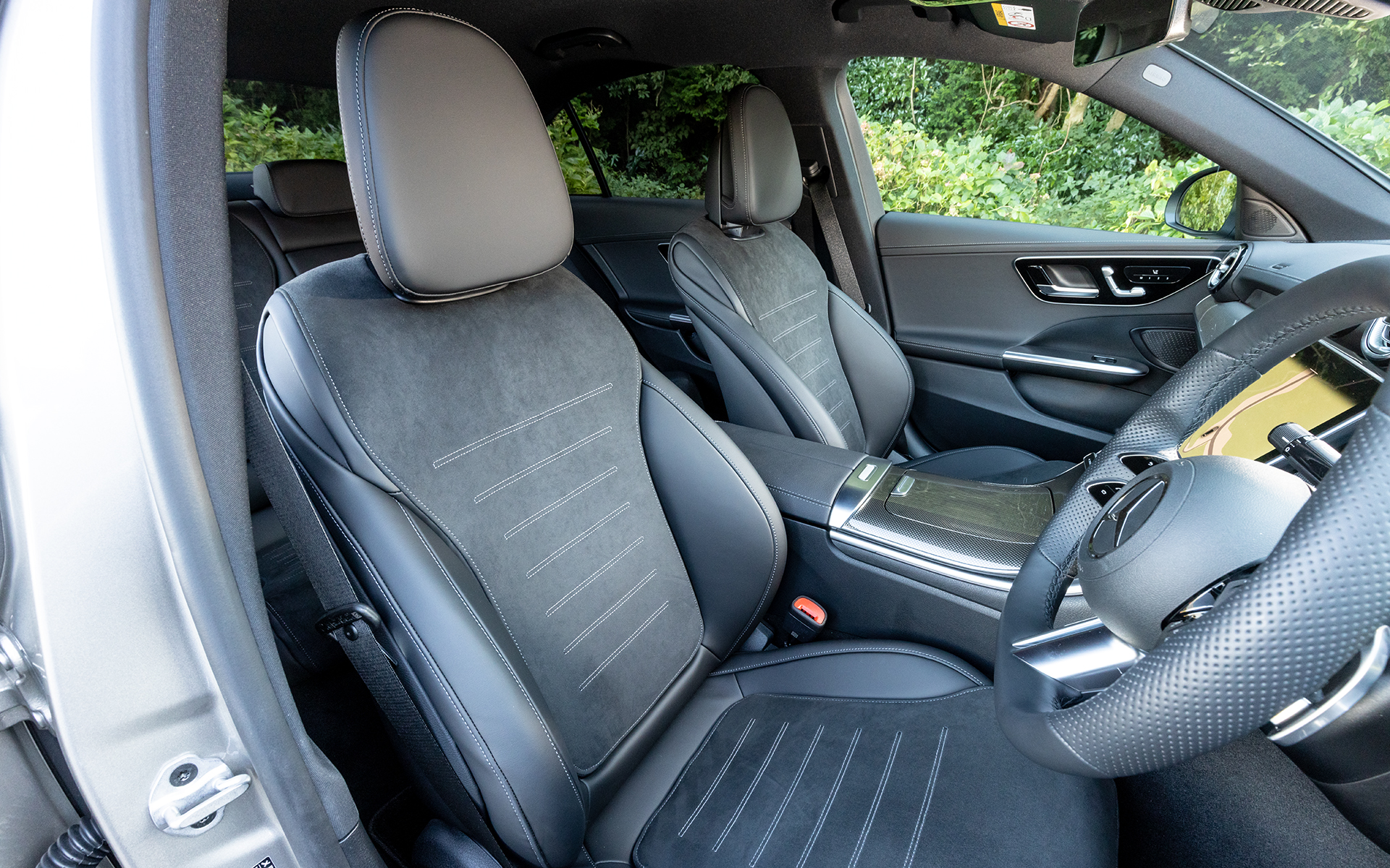 インテリアではドライバー重視のスポーツ感を強調するため、ダッシュボードと縦型の11.9インチのメディアディスプレイを6度ドライバー側に傾けた新デザインを採用。また、運転席に備わる12.3インチの大型コックピットディスプレイは自立型でダッシュボード上部と大きなインテリアトリムの手前に浮かんで見えるように配置した。また、先代からホイールベースが25mm、後席レッグルームが21mm伸長され、後席のヘッドルームも13mm拡張されたことで後席の居住性が向上（数値は欧州参考値）