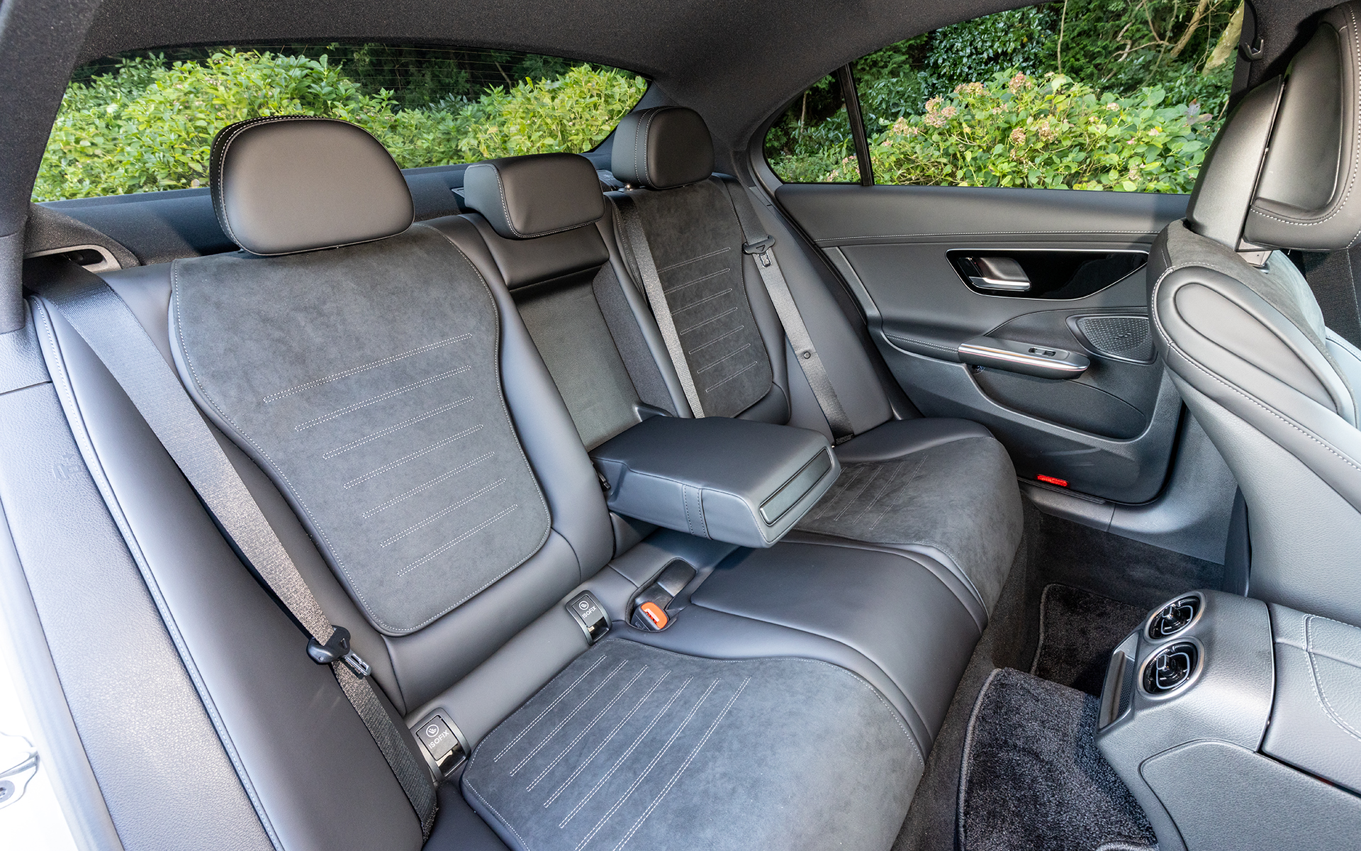 インテリアではドライバー重視のスポーツ感を強調するため、ダッシュボードと縦型の11.9インチのメディアディスプレイを6度ドライバー側に傾けた新デザインを採用。また、運転席に備わる12.3インチの大型コックピットディスプレイは自立型でダッシュボード上部と大きなインテリアトリムの手前に浮かんで見えるように配置した。また、先代からホイールベースが25mm、後席レッグルームが21mm伸長され、後席のヘッドルームも13mm拡張されたことで後席の居住性が向上（数値は欧州参考値）