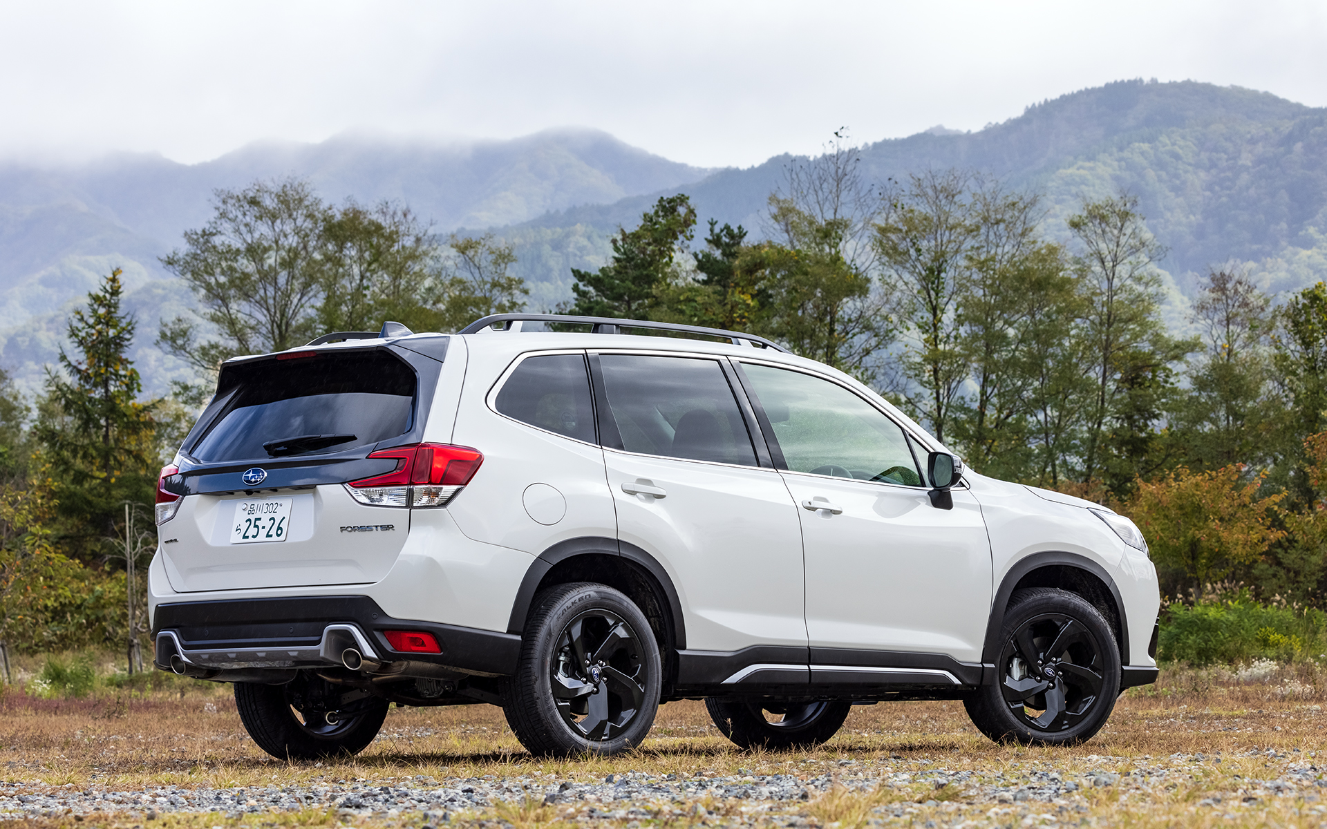 8月19日に正式発表された「フォレスター」の大幅改良モデル。撮影車両はモデルラインアップの中で唯一1.8リッター直噴ターボエンジンを搭載する「SPORT」（333万円）で、ボディカラーはクリスタルホワイト・パール。ボディサイズは4640×1815×1715mm（全長×全幅×全高、ルーフレール装着車は全高＋15mm）、ホイールベースは2670mm。バンパー形状の変更により全長が15mm伸長したが、最小回転半径は5.4mで変更はない