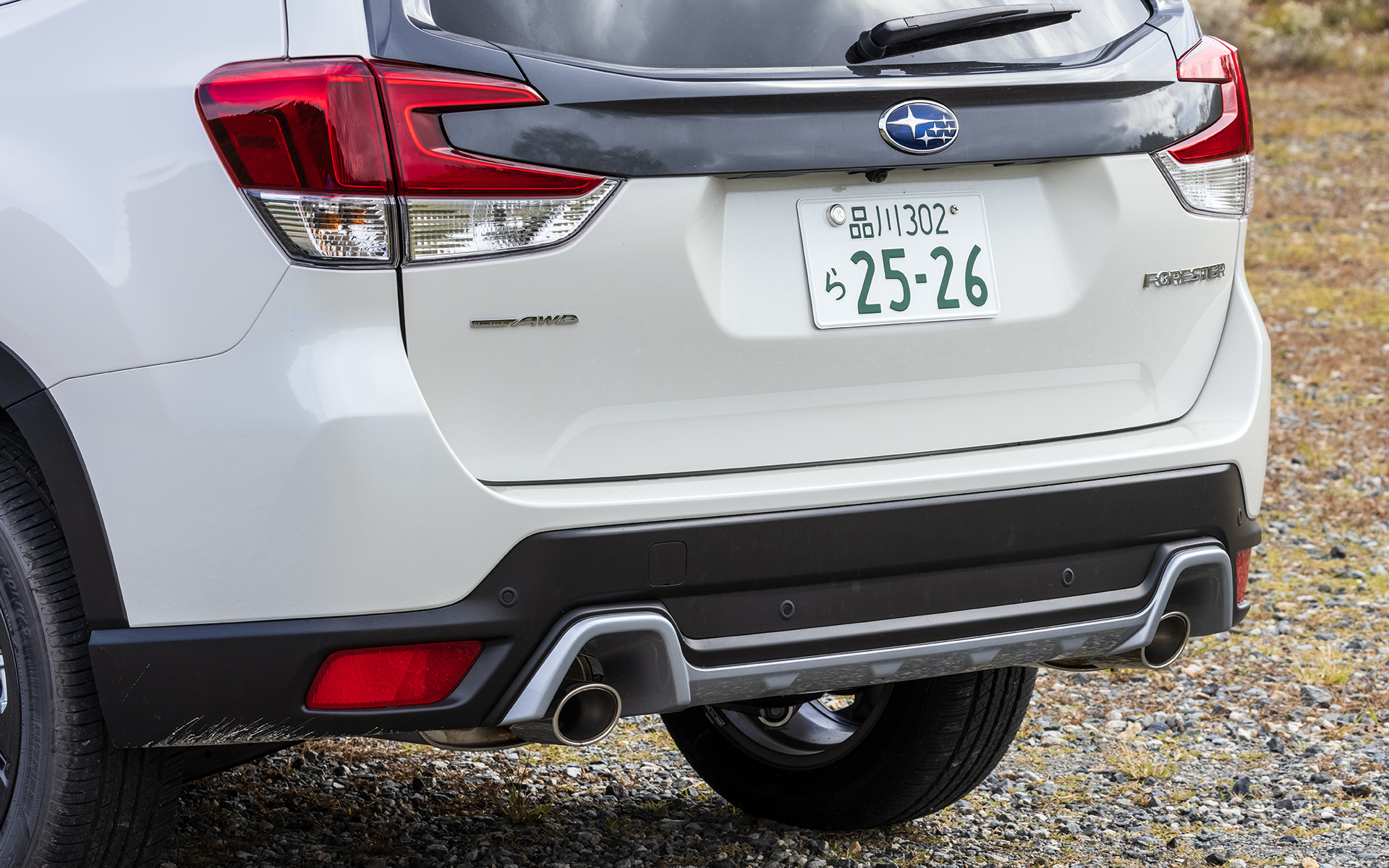 外観は、ピアノブラックとグレーを用いたダークトーンのコーディネートを採用。ヘッドランプの意匠が変更され、LED化されたターンランプがロービームライトの下側に配置される。アルミホイールはSPORT用ダークメタリック塗装の18インチで、225/55R18サイズのオールシーズンタイヤを組み合わせる