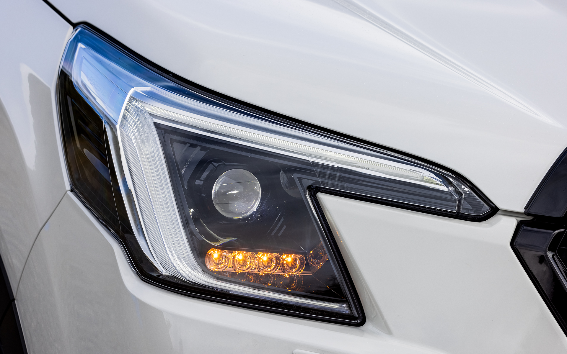 外観は、ピアノブラックとグレーを用いたダークトーンのコーディネートを採用。ヘッドランプの意匠が変更され、LED化されたターンランプがロービームライトの下側に配置される。アルミホイールはSPORT用ダークメタリック塗装の18インチで、225/55R18サイズのオールシーズンタイヤを組み合わせる