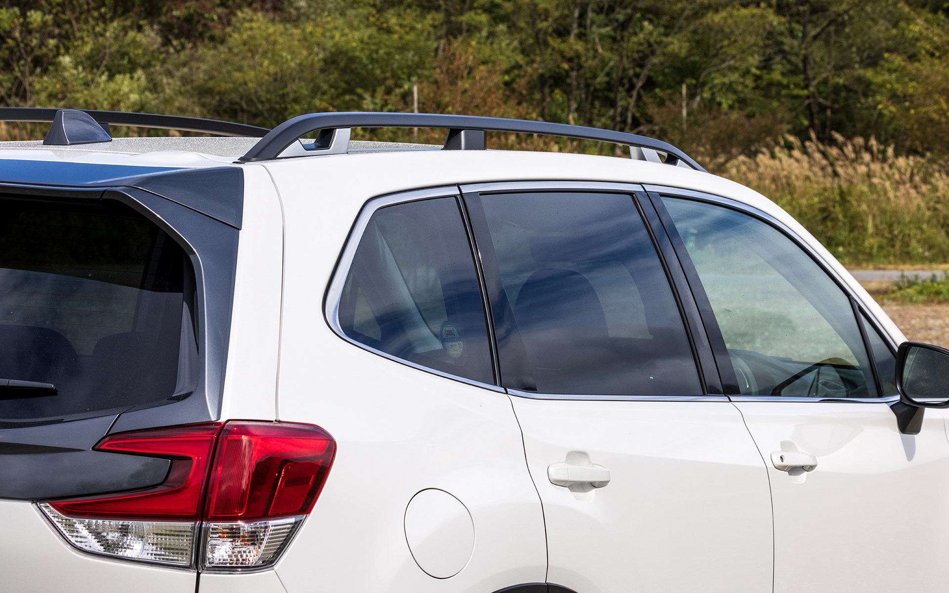 外観は、ピアノブラックとグレーを用いたダークトーンのコーディネートを採用。ヘッドランプの意匠が変更され、LED化されたターンランプがロービームライトの下側に配置される。アルミホイールはSPORT用ダークメタリック塗装の18インチで、225/55R18サイズのオールシーズンタイヤを組み合わせる