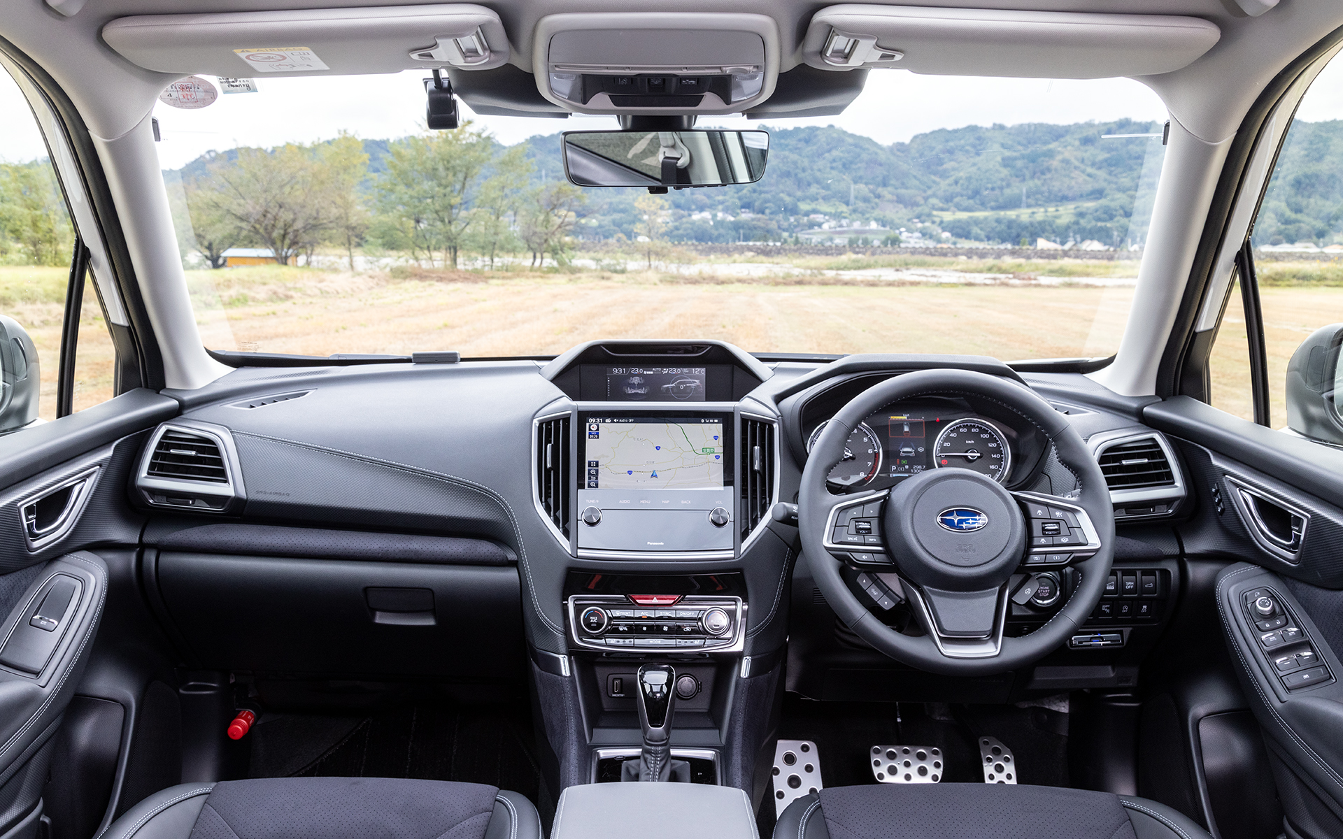 内装は随所にシルバーステッチや光輝シルバー加飾を用いた落ち着いた印象