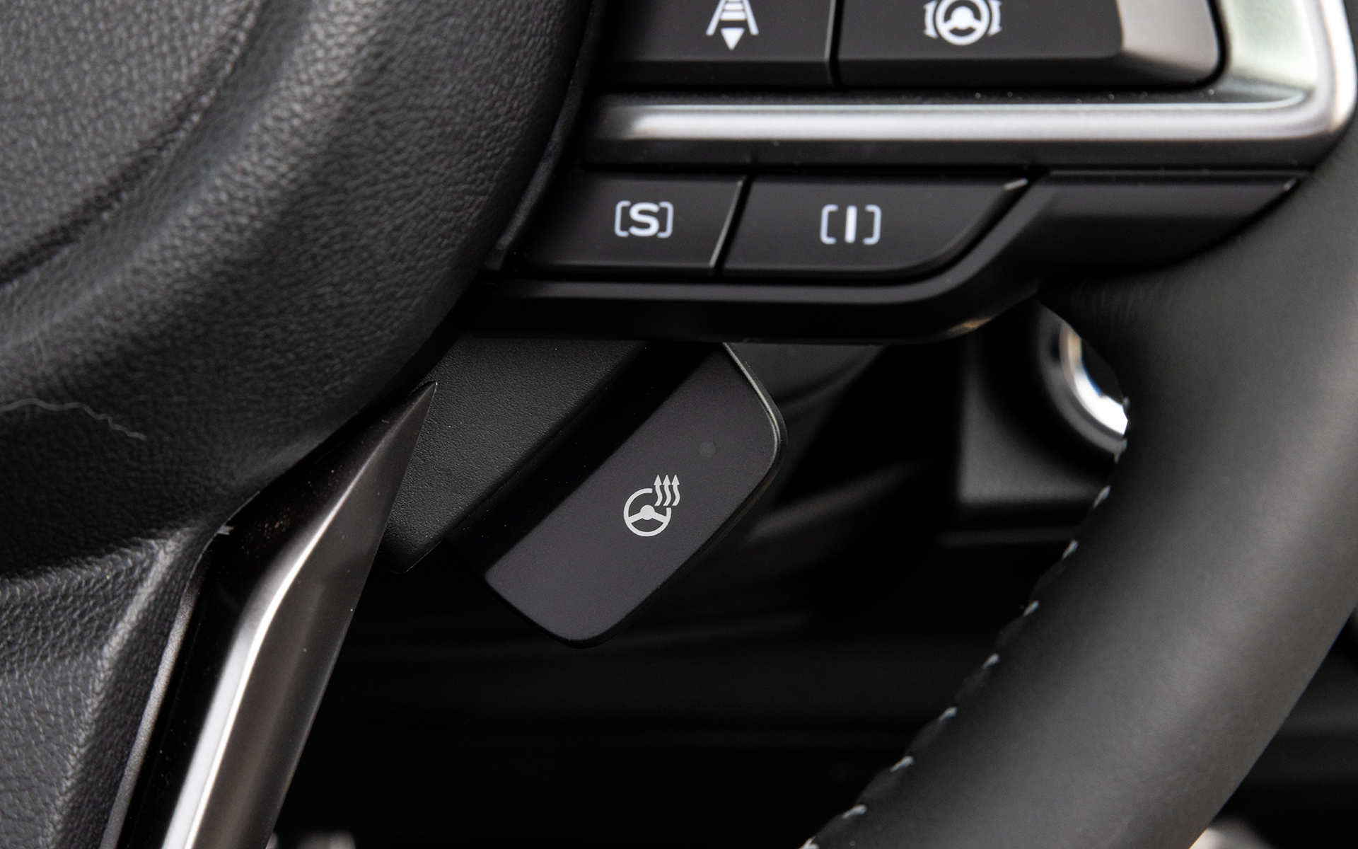 内装は随所にシルバーステッチや光輝シルバー加飾を用いた落ち着いた印象