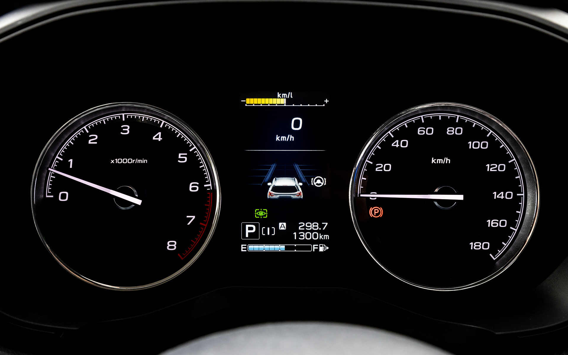 内装は随所にシルバーステッチや光輝シルバー加飾を用いた落ち着いた印象