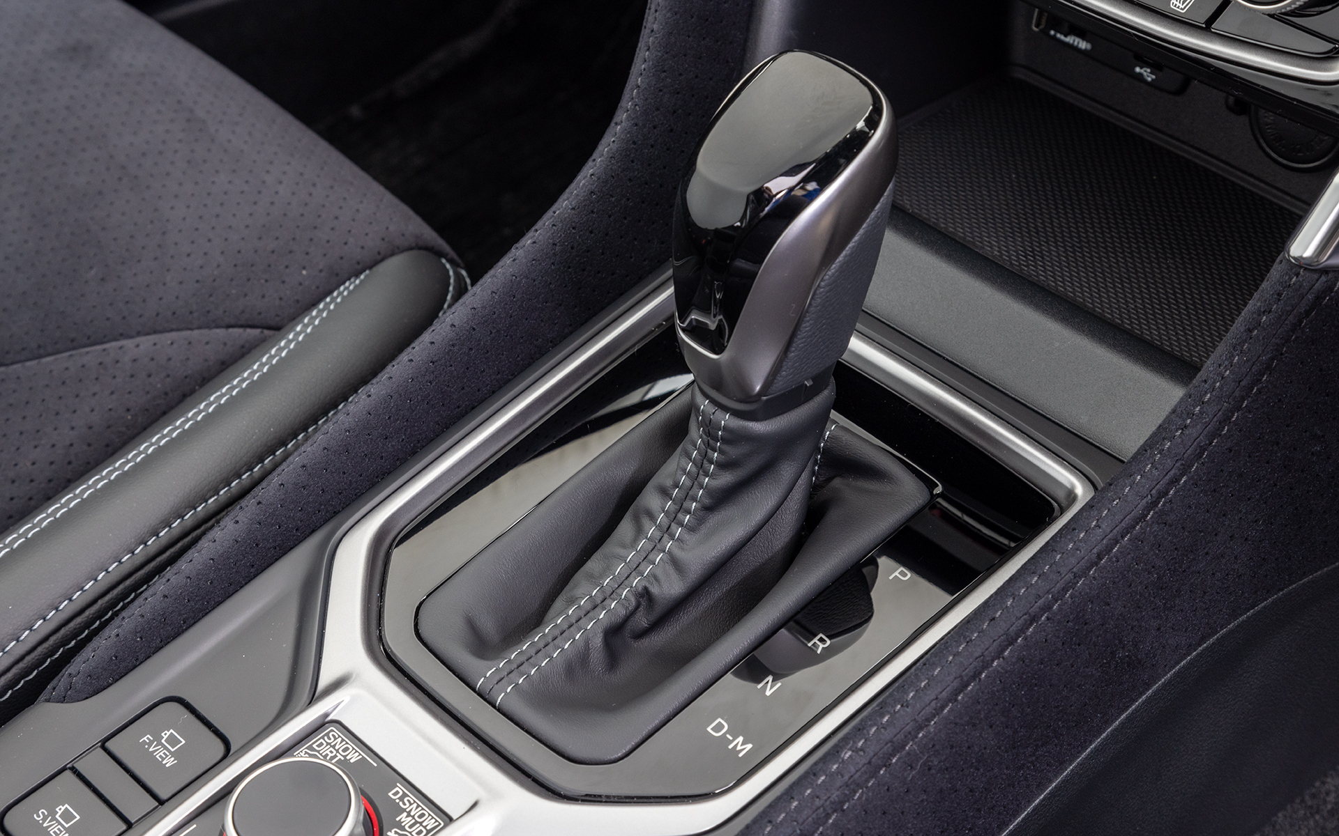 シフトノブ下にはフロントビューモニター（オプション）、サイドビューモニターのスイッチと、X-MODEのスイッチを配置。X-MODEは滑りやすい道でのSNOW・DIRTと、タイヤが埋まってしまうような道でのDEEP SNOW・MUDの2モードを用意。ヒルディセントコントロールも付く