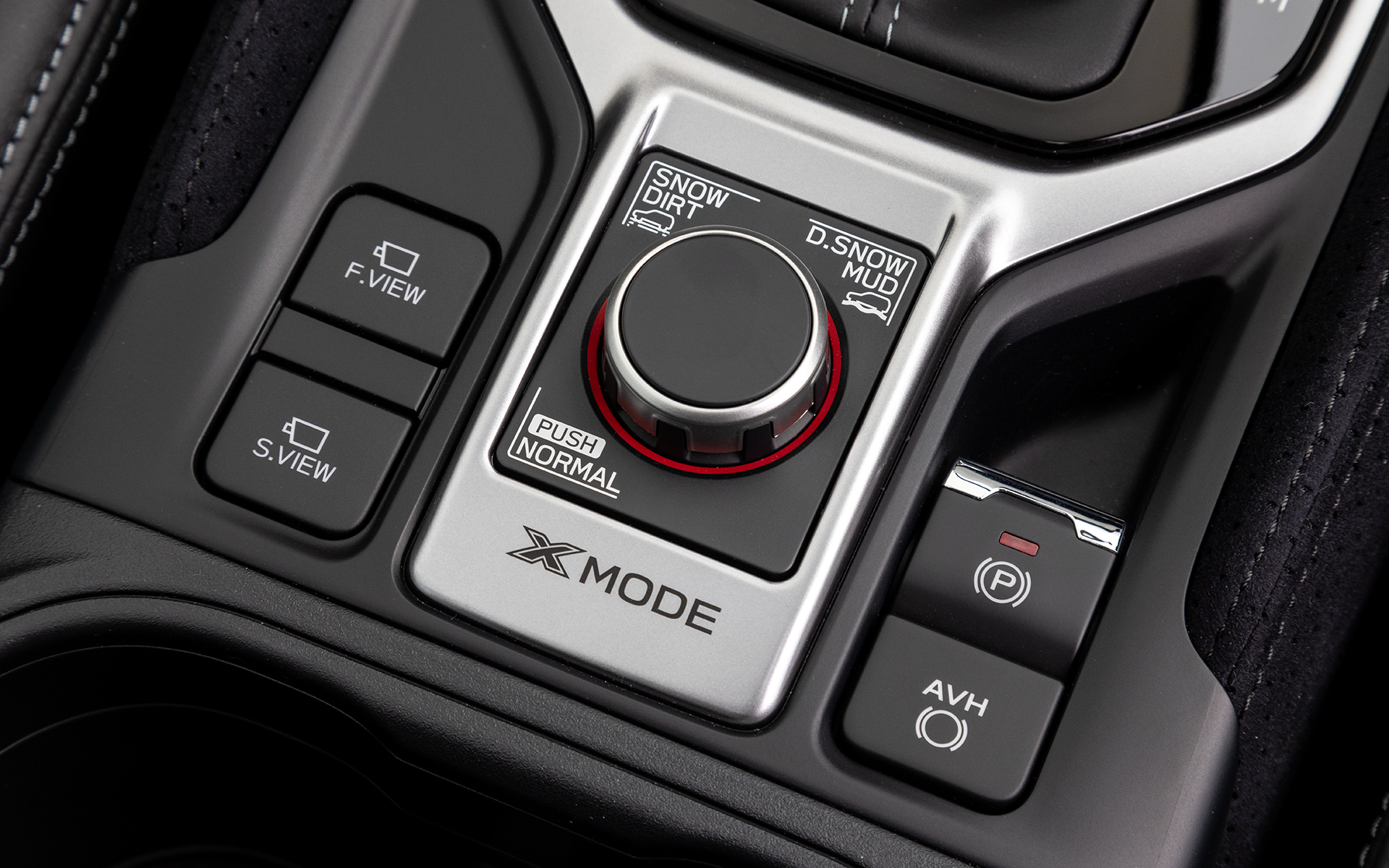シフトノブ下にはフロントビューモニター（オプション）、サイドビューモニターのスイッチと、X-MODEのスイッチを配置。X-MODEは滑りやすい道でのSNOW・DIRTと、タイヤが埋まってしまうような道でのDEEP SNOW・MUDの2モードを用意。ヒルディセントコントロールも付く