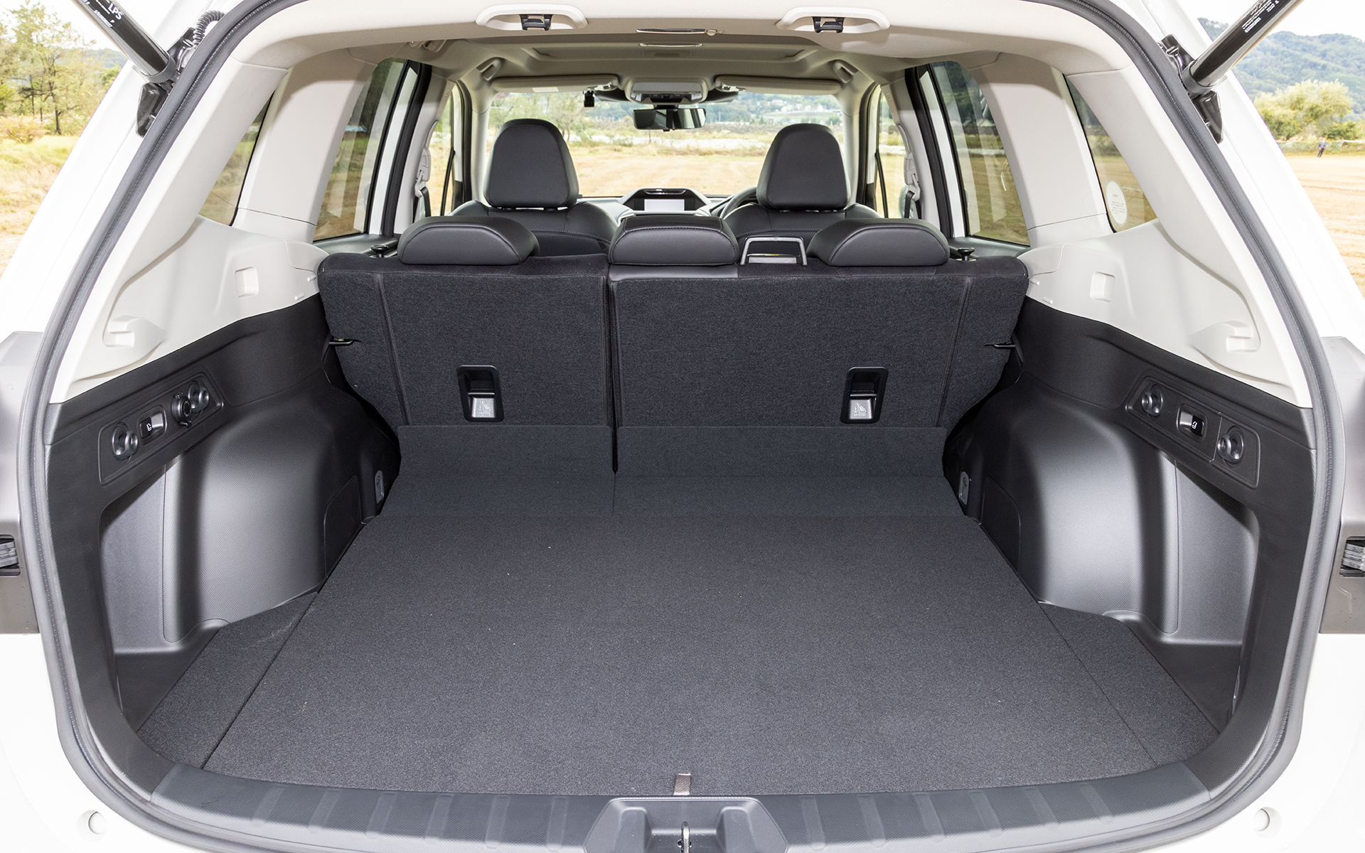 リアシートは6：4分割可倒式。左右それぞれのシートにワンタッチフォールディング機能を備える