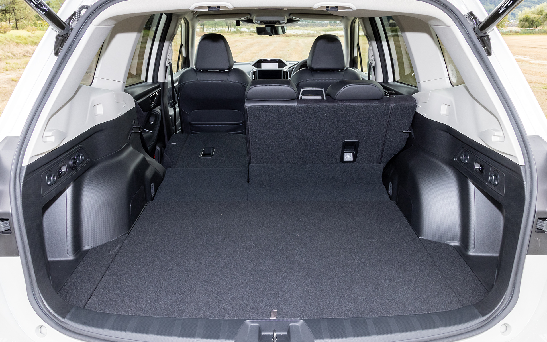 リアシートは6：4分割可倒式。左右それぞれのシートにワンタッチフォールディング機能を備える