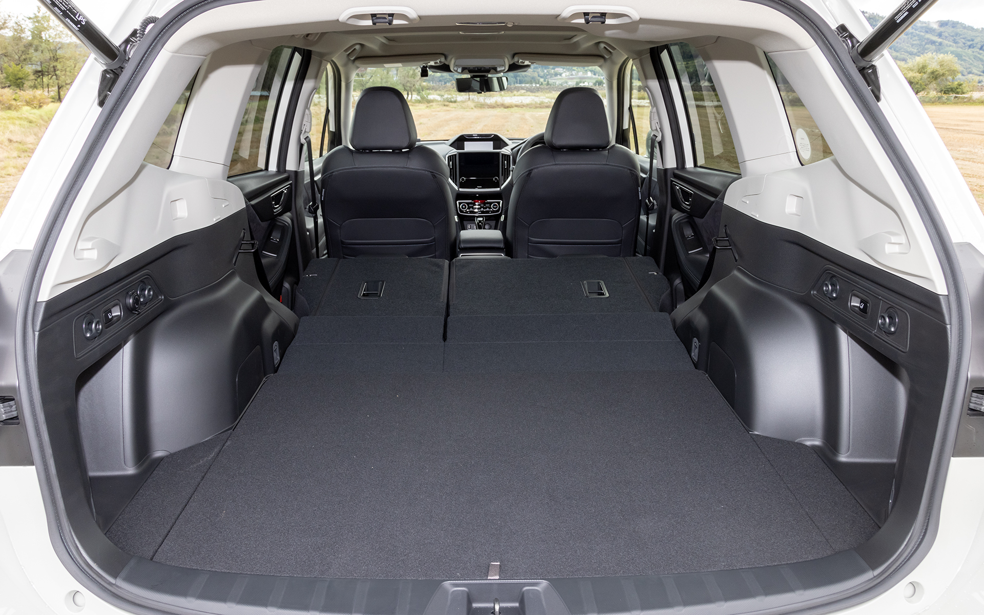 リアシートは6：4分割可倒式。左右それぞれのシートにワンタッチフォールディング機能を備える