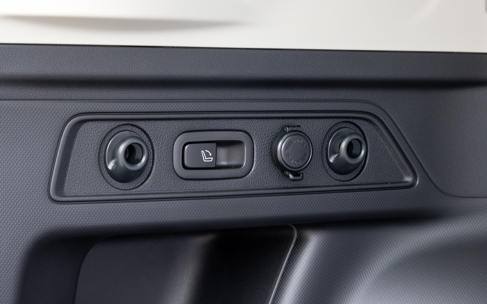 リアシートは6：4分割可倒式。左右それぞれのシートにワンタッチフォールディング機能を備える