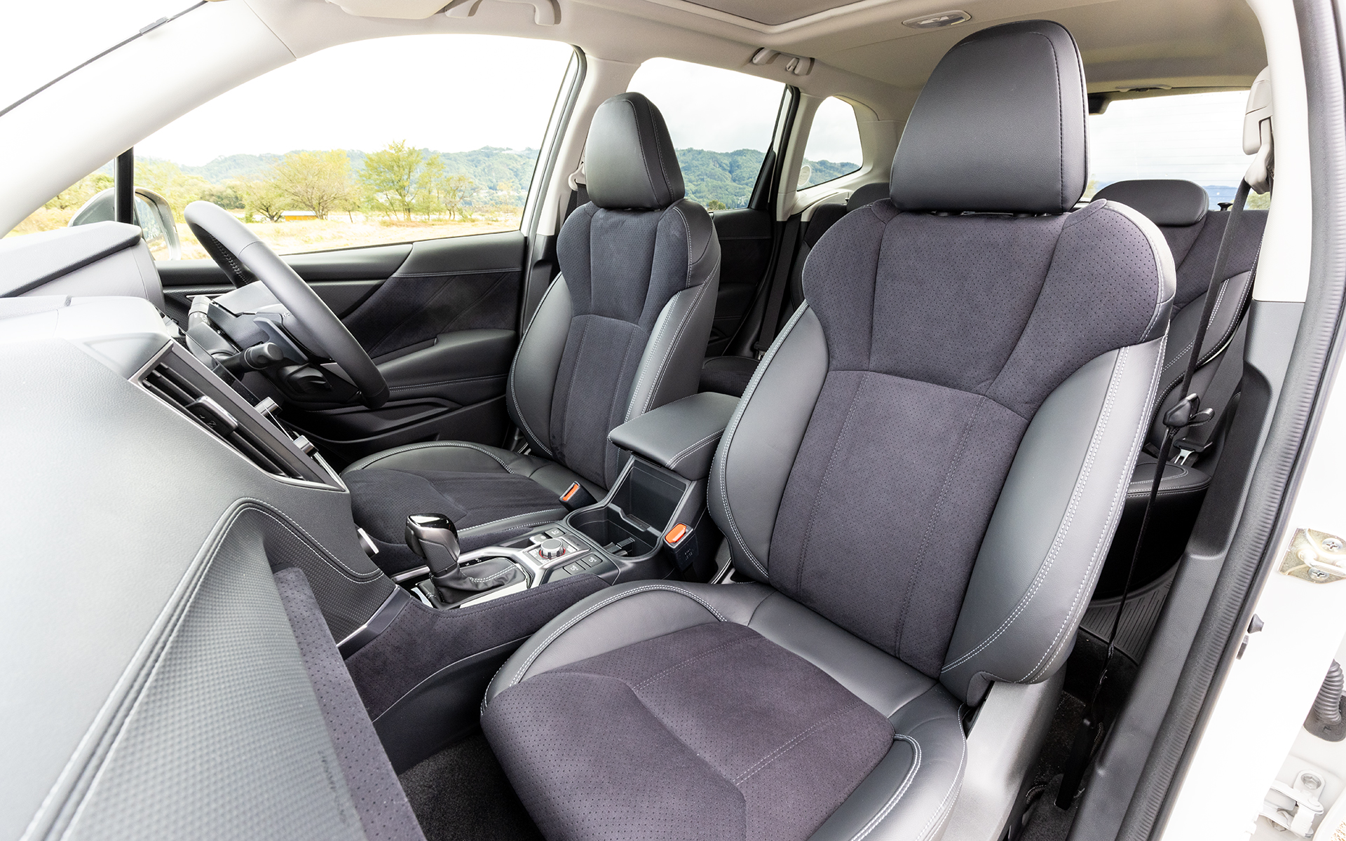 シート表皮はウルトラスエード/本革を採用し、ステッチ色にシルバーを用いることで上質感を演出。電動スライド式の大型サンルーフはオプション