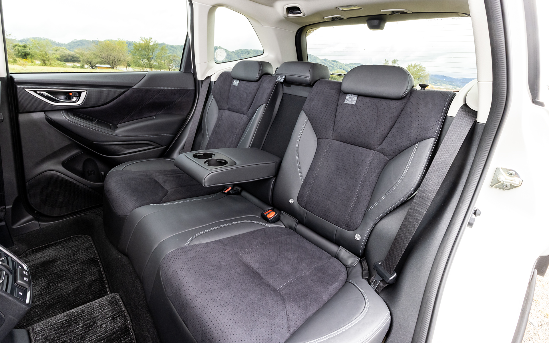 シート表皮はウルトラスエード/本革を採用し、ステッチ色にシルバーを用いることで上質感を演出。電動スライド式の大型サンルーフはオプション