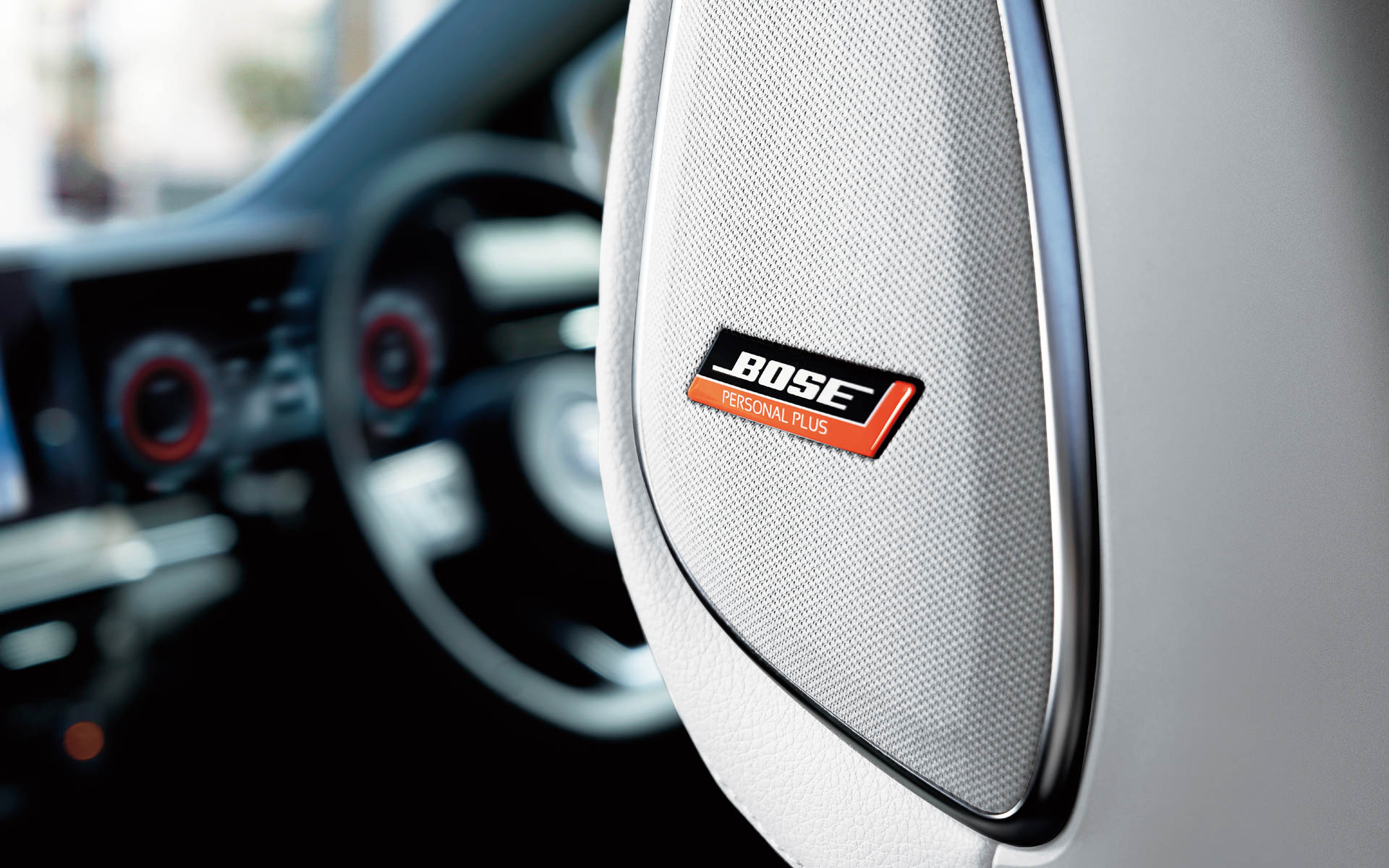 BOSEと共同開発したヘッドレスト搭載プレミアムオーディオ