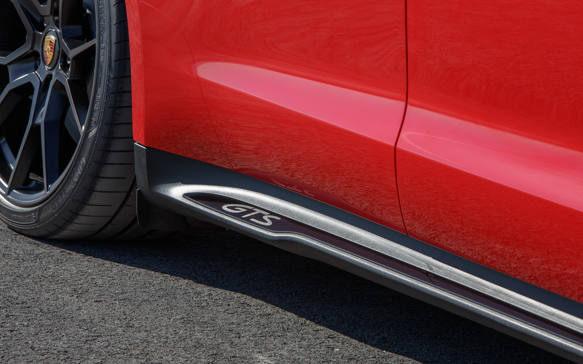 フロントエプロン、サイドウィンドウトリムなどにブラックまたはダークカラーを採用。ホイールの写真はオプション設定の21インチホイール