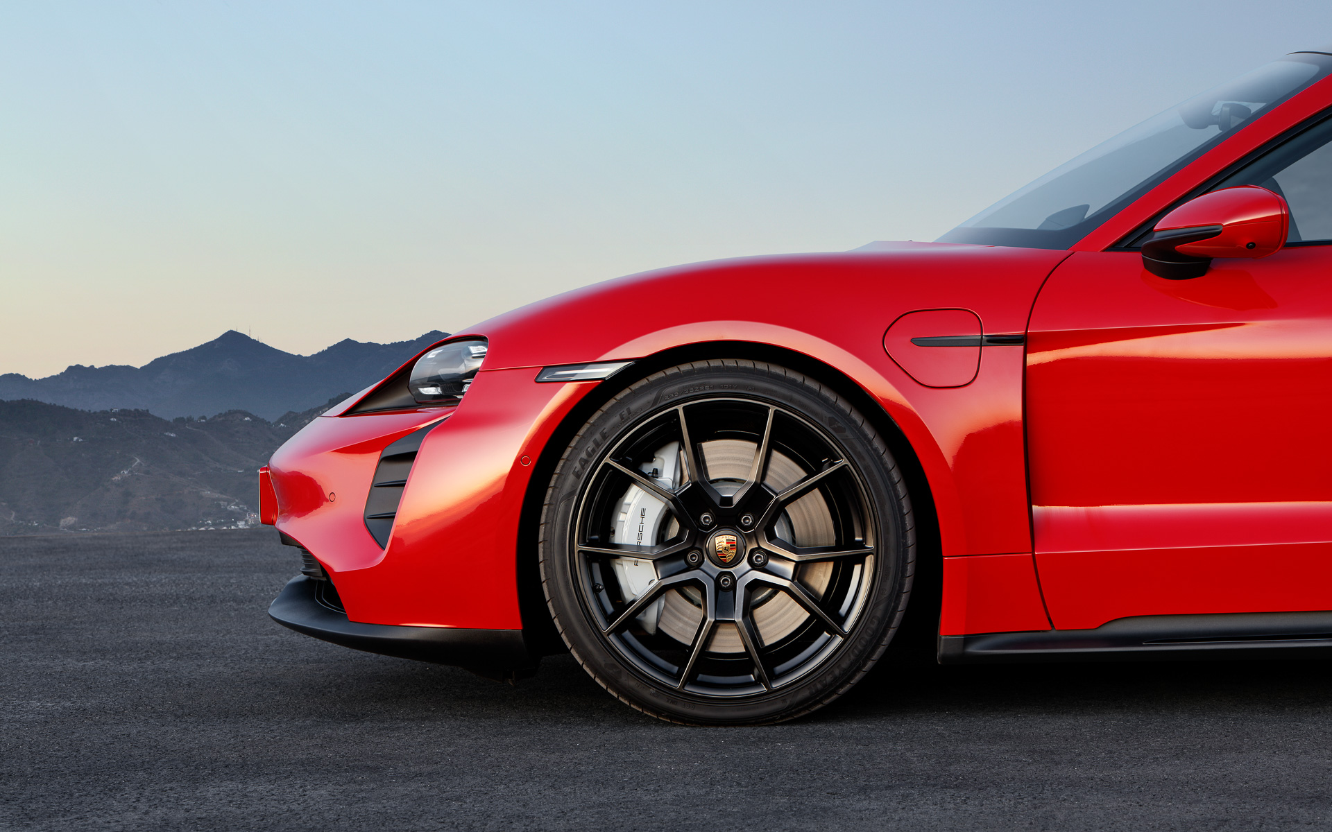 フロントエプロン、サイドウィンドウトリムなどにブラックまたはダークカラーを採用。ホイールの写真はオプション設定の21インチホイール