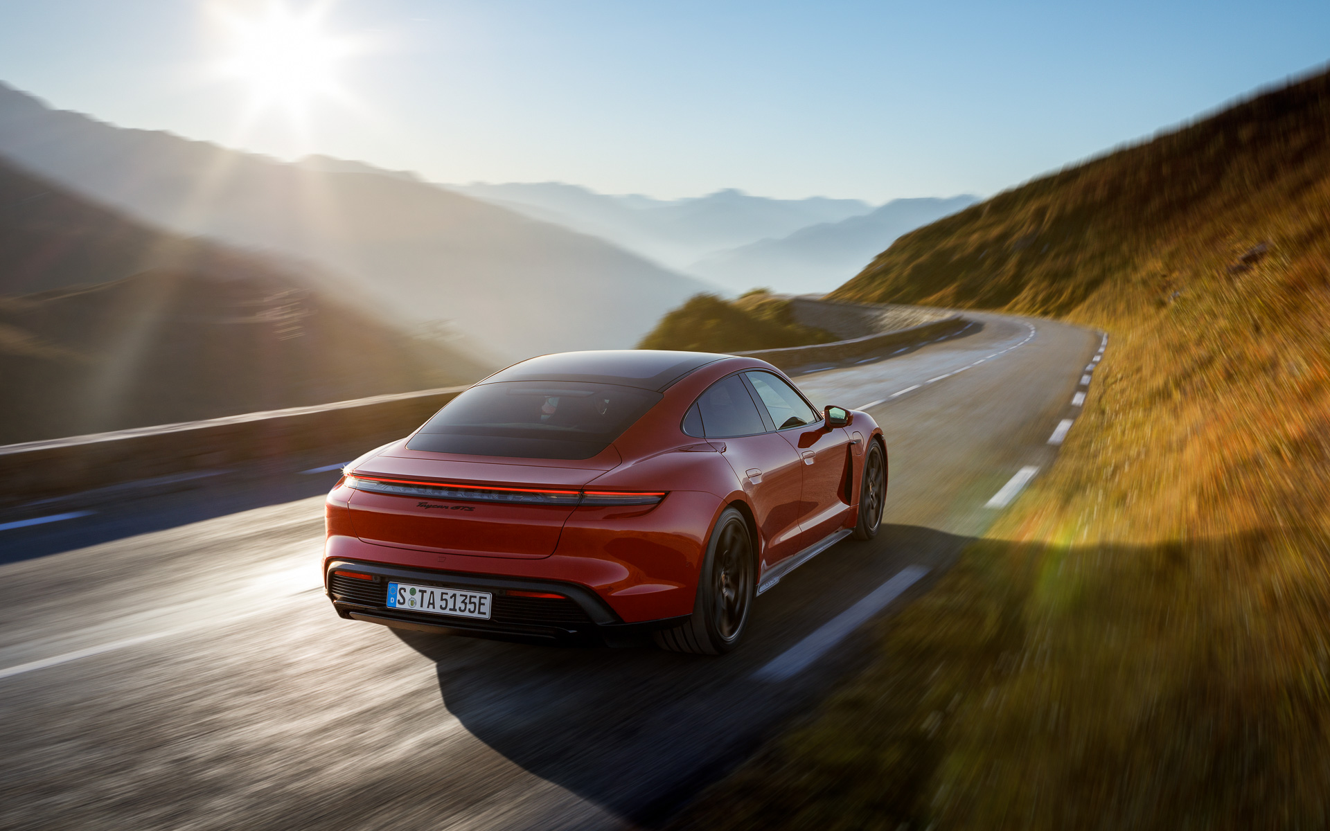 タイカンGTSは440kW（598PS）の出力を誇り、0-100km/h加速は3.7秒以内