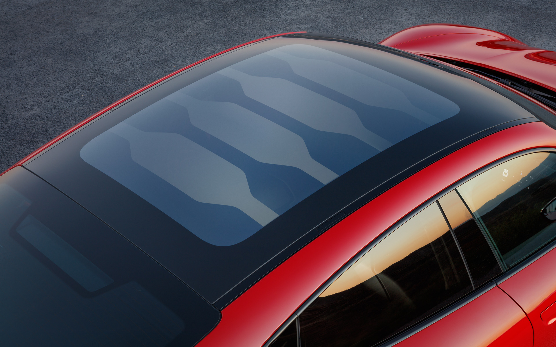 透明からマットに切り替え可能なサンシャインコントロール付パノラミックルーフをオプション設定