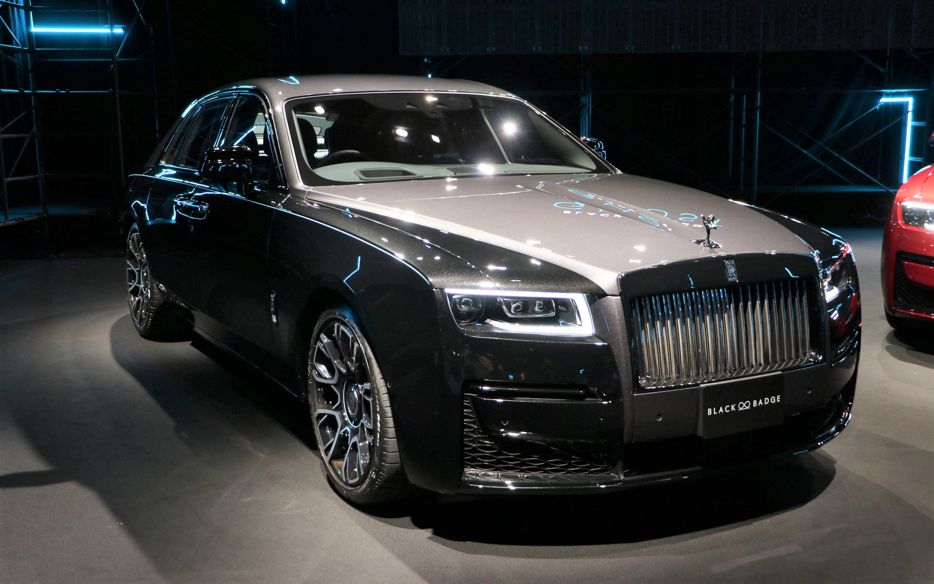 新型ブラック・バッジ・ゴースト。ボディサイズは5545×2000×1570mm（全長×全幅×全高）。ホイールベースは3295mm。重量は5人乗りが2540kg、4人乗りが2560kg、サンルーフ付きは＋30kg。駆動方式は4WD