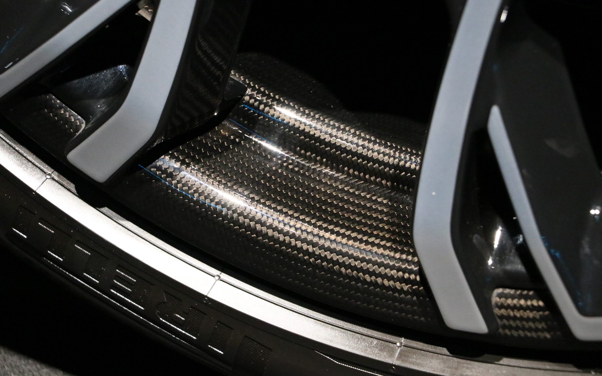 ホイールの一部は44層のカーボンファイバー製