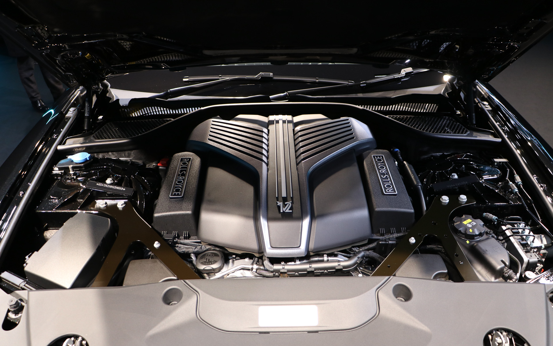 V型12気筒 6.75リッターツインターボエンジンは、最高出力441kW（600PS）/5250rpm、最大トルク900Nm/1700-4000rpmを発生