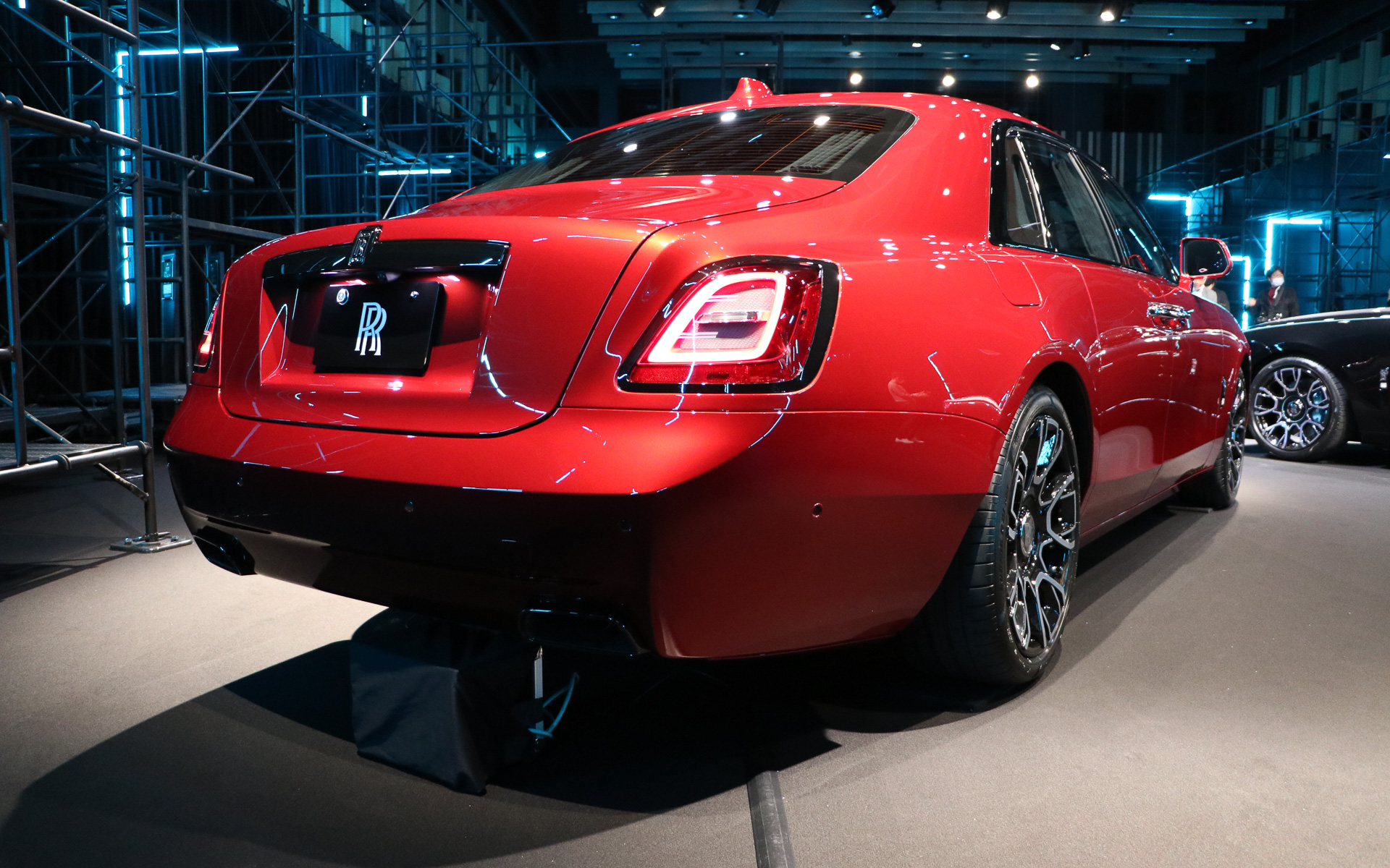 赤いボディのブラック・バッジ・ゴースト。ボディカラーは4万4000色から自由に選択できる