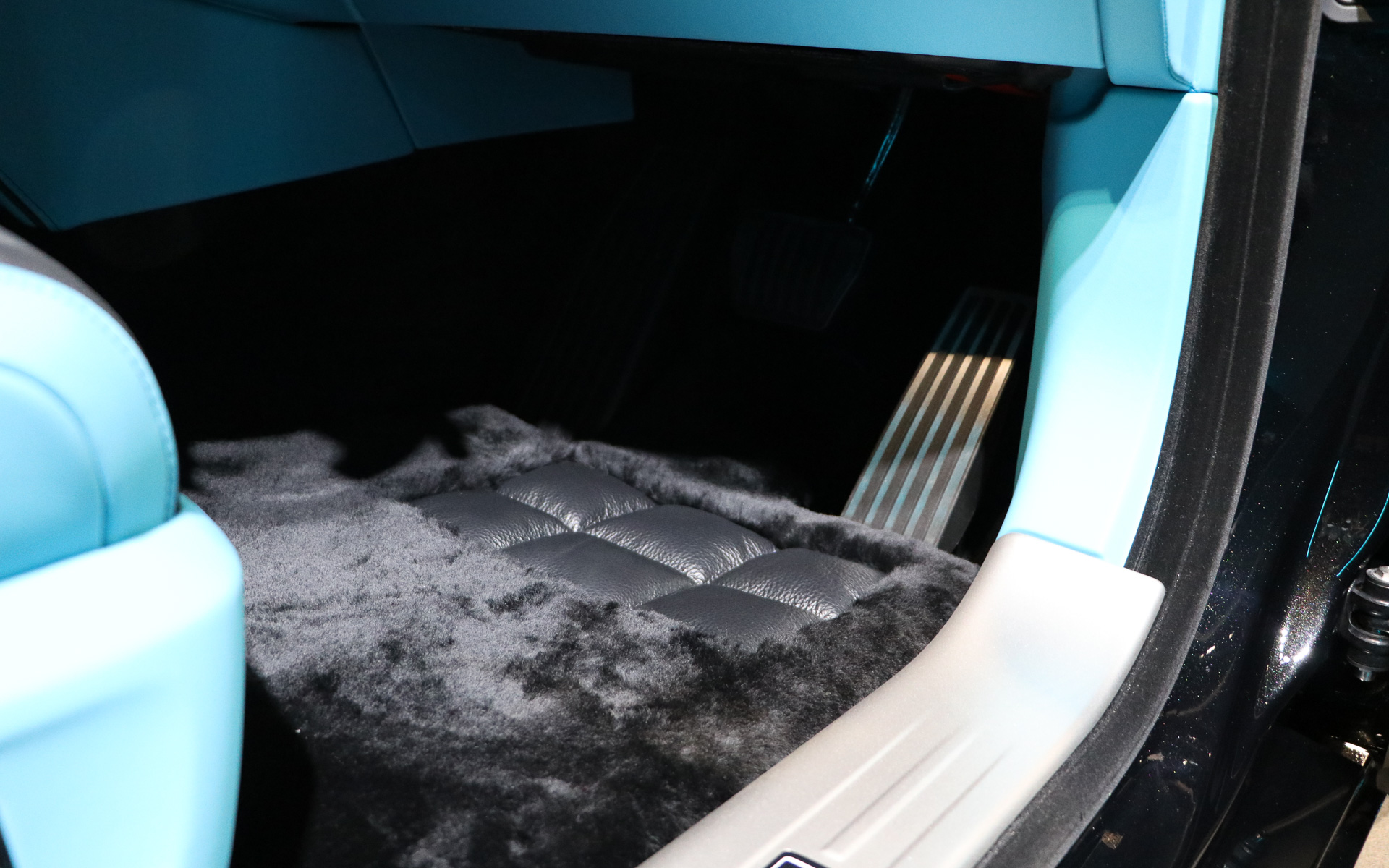 フロアマットは深めの絨毯