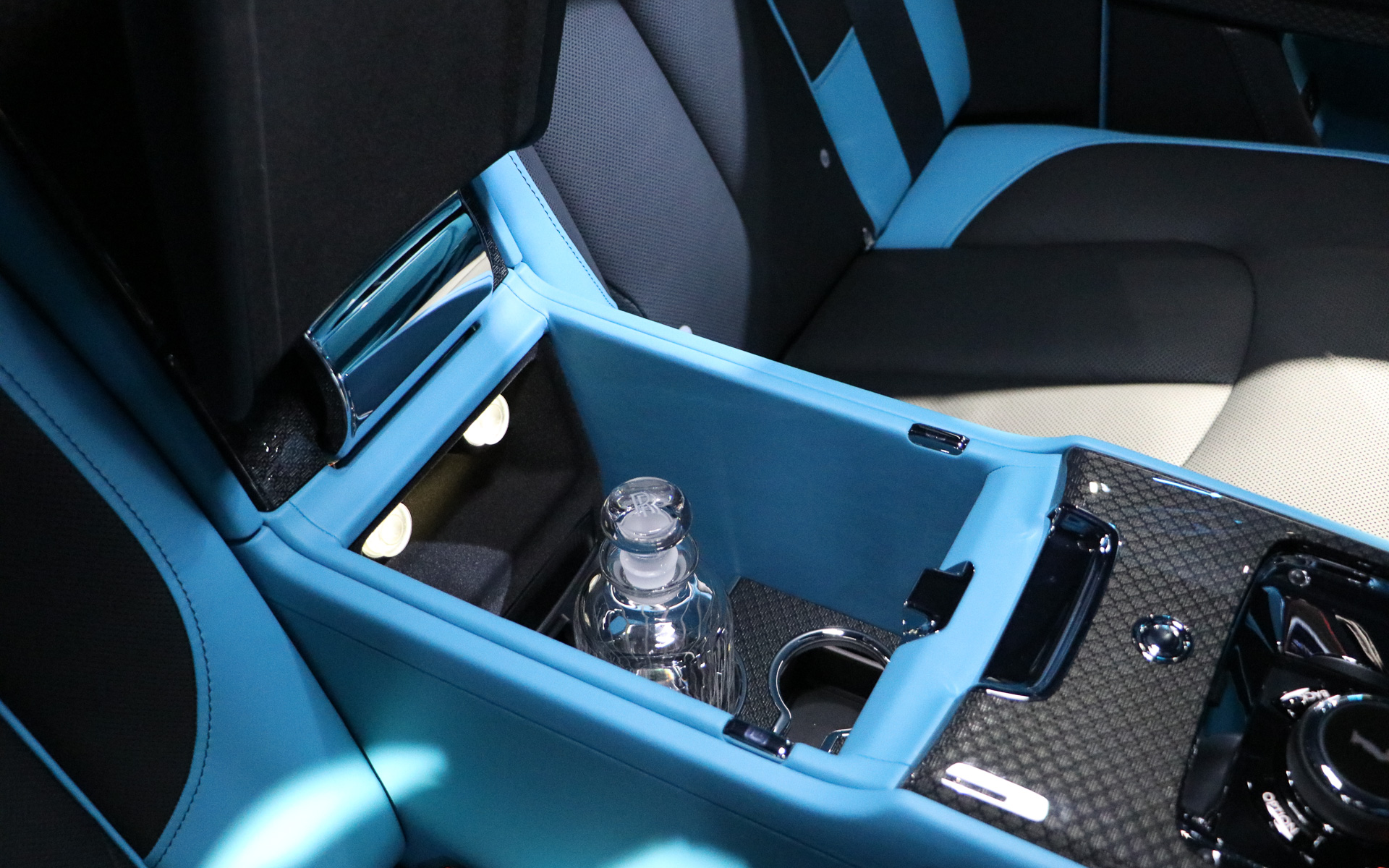 4人乗りはシャンパンクーラーを搭載