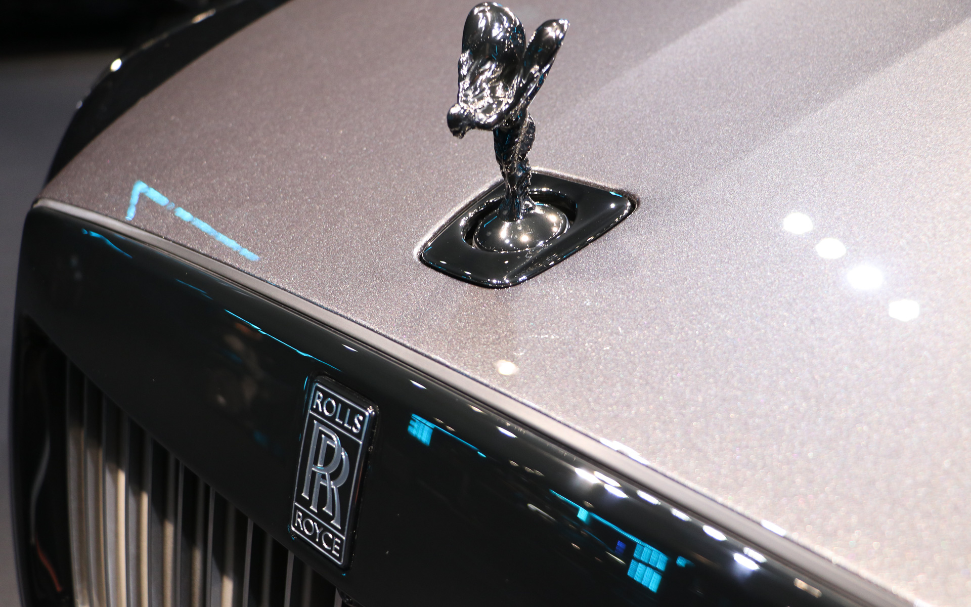 スピリット・オブ・エクスタシーやパンテオングリルなど、標準ゴーストではシルバーメッキとなっている部分がクロームメッキ仕様となる