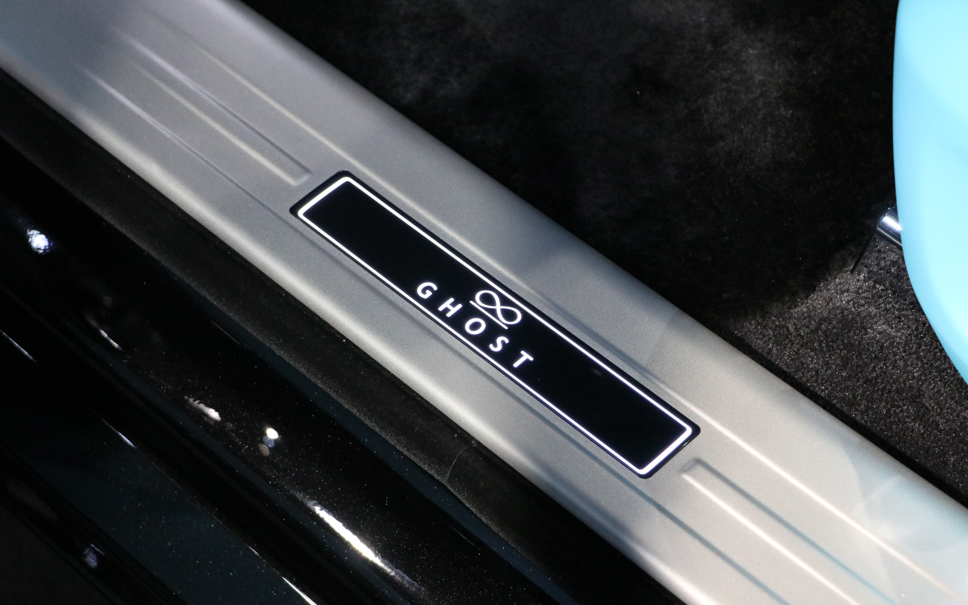 スカッフプレートにはGHOSTのロゴが入る