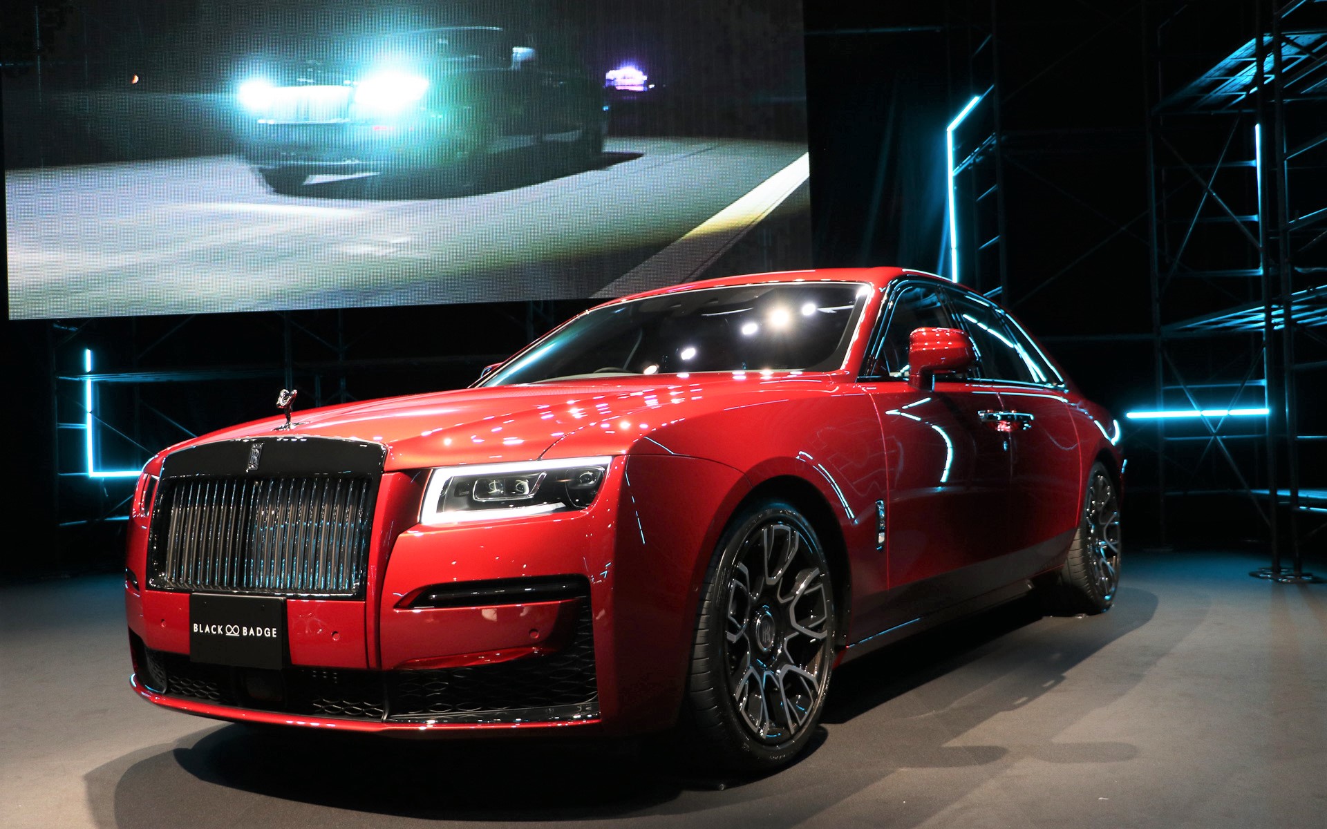 赤いボディのブラック・バッジ・ゴースト。ボディカラーは4万4000色から自由に選択できる