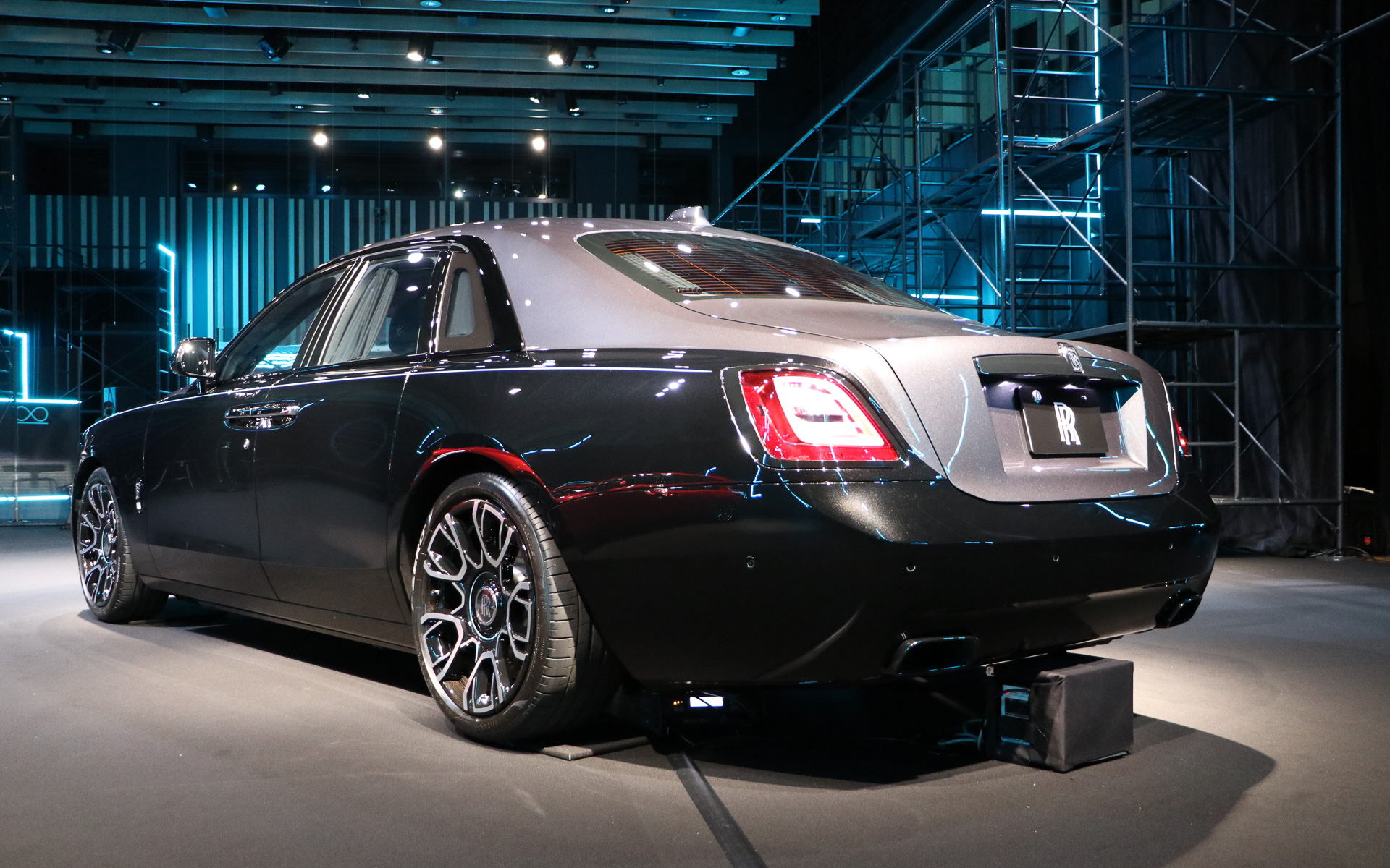 新型ブラック・バッジ・ゴースト。ボディサイズは5545×2000×1570mm（全長×全幅×全高）。ホイールベースは3295mm。重量は5人乗りが2540kg、4人乗りが2560kg、サンルーフ付きは＋30kg。駆動方式は4WD