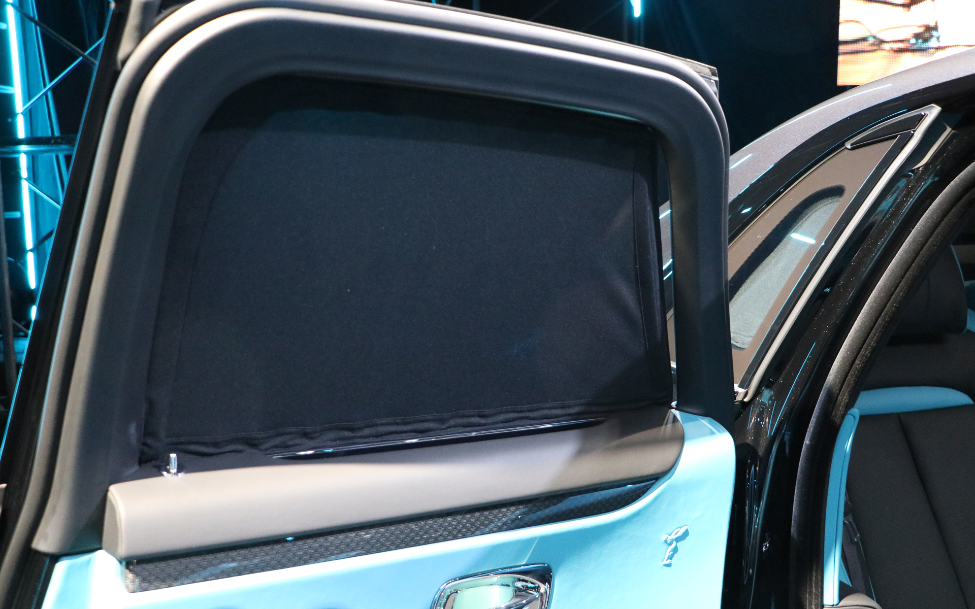 後席ドア窓カーテン閉