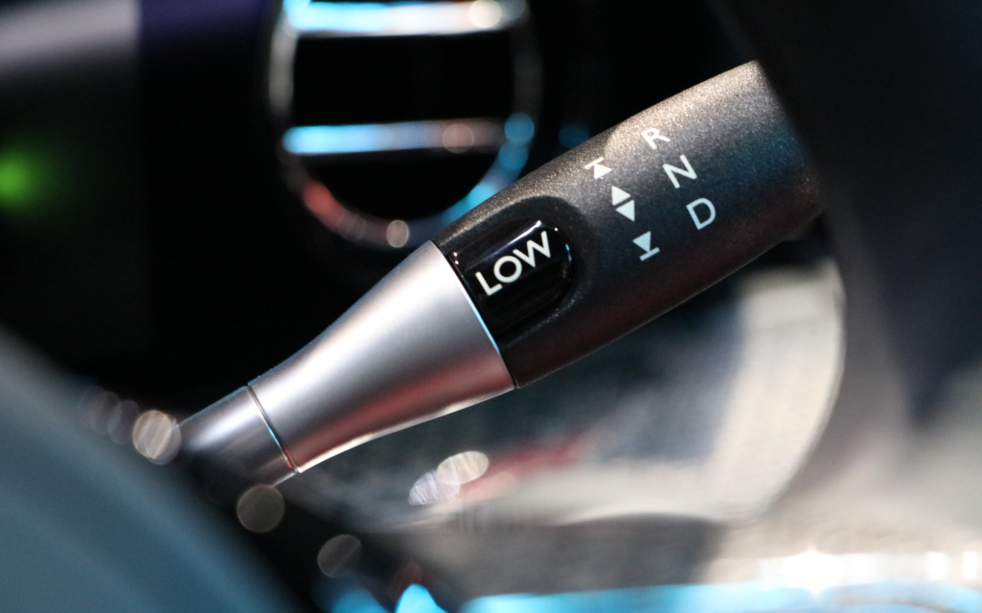 「LOW」ボタンを押して走行中にアクセルを90％まで踏み込むと、エキゾーストのフラップが解放され、ATの変速スピードが50％増しとなり、スロットルレスポンスも鋭くなるという