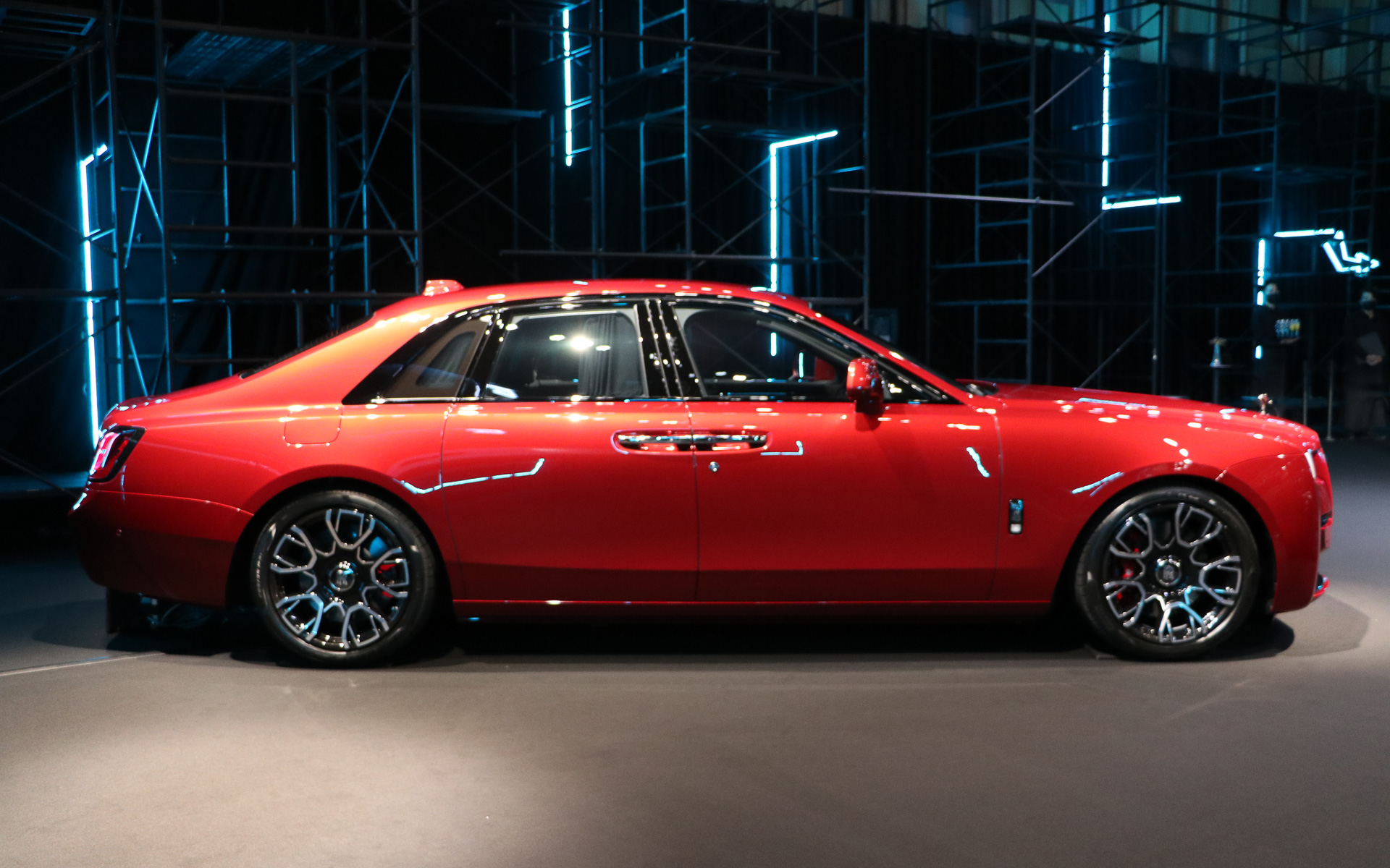 赤いボディのブラック・バッジ・ゴースト。ボディカラーは4万4000色から自由に選択できる