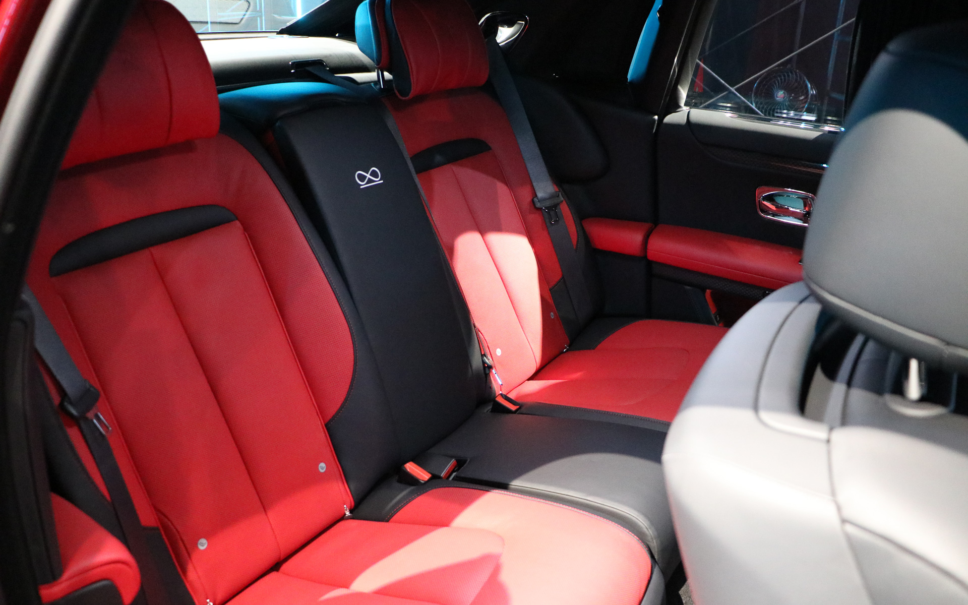 5人乗りの場合はシャンパンクーラーは非搭載となる