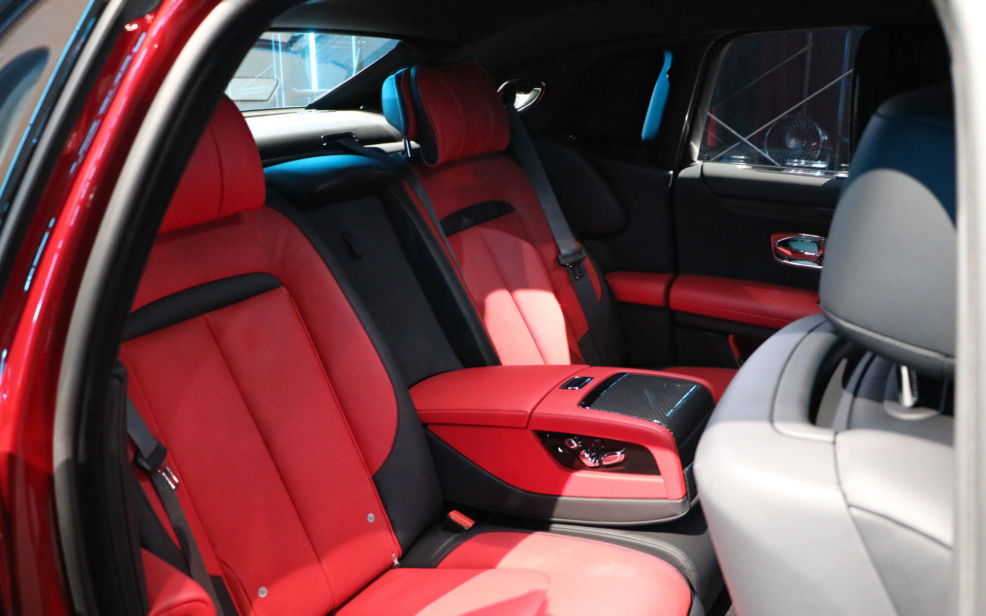 5人乗りの場合はシャンパンクーラーは非搭載となる