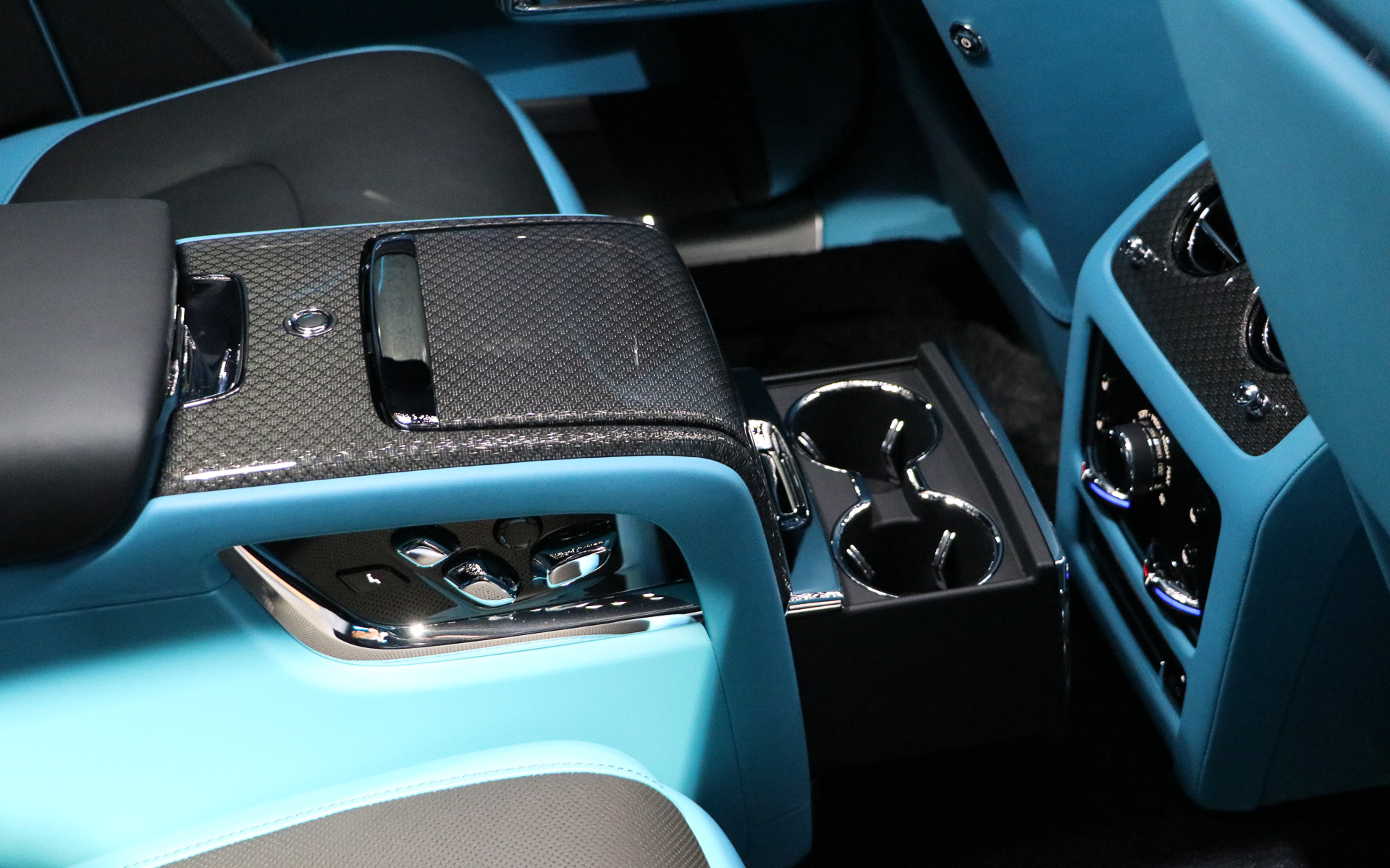 後席ドリンクホルダー