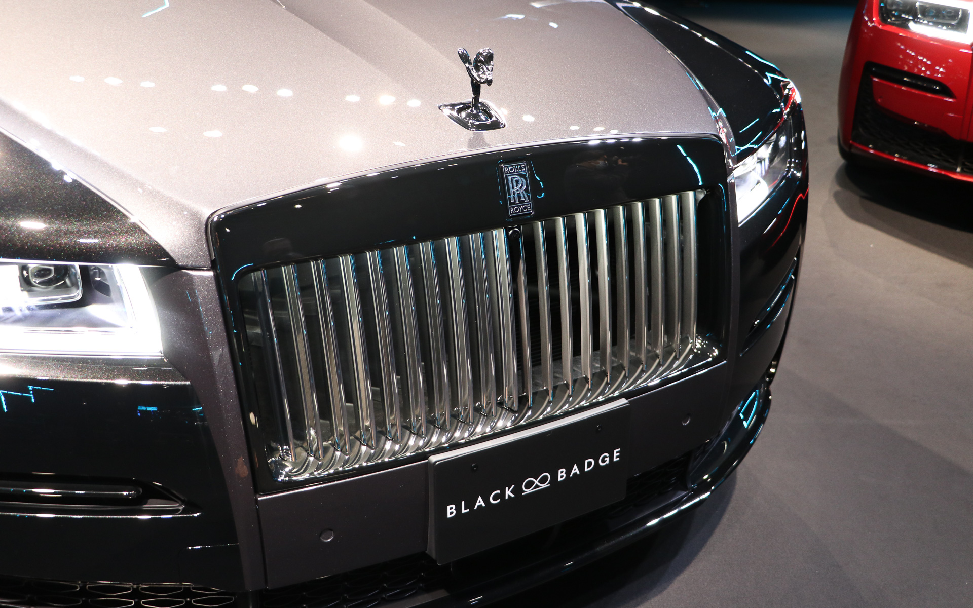 スピリット・オブ・エクスタシーやパンテオングリルなど、標準ゴーストではシルバーメッキとなっている部分がクロームメッキ仕様となる