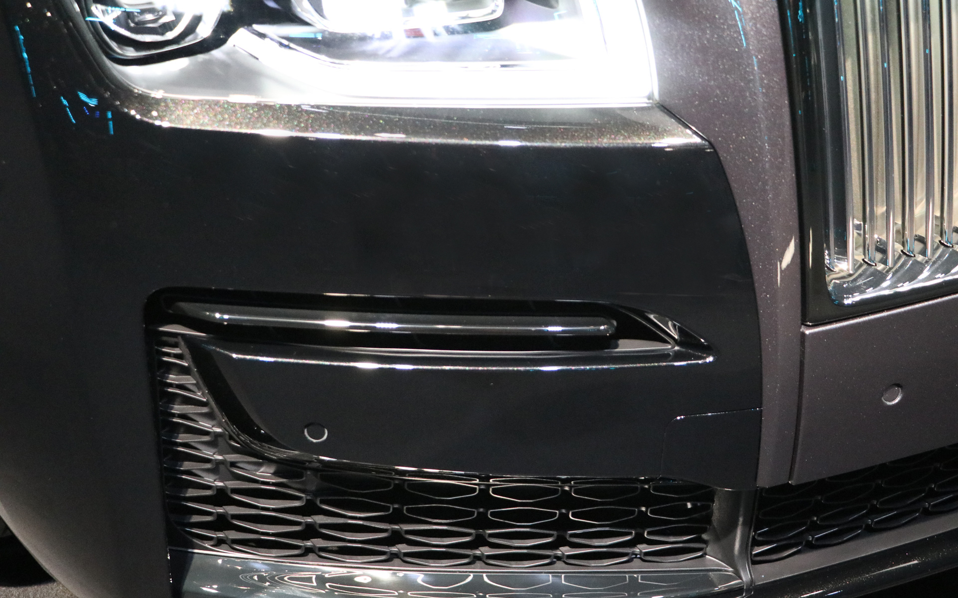 スピリット・オブ・エクスタシーやパンテオングリルなど、標準ゴーストではシルバーメッキとなっている部分がクロームメッキ仕様となる