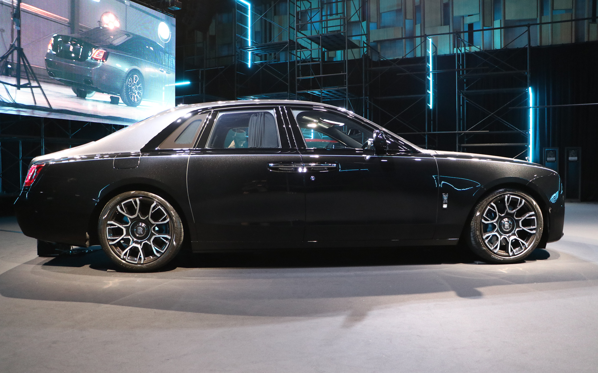 新型ブラック・バッジ・ゴースト。ボディサイズは5545×2000×1570mm（全長×全幅×全高）。ホイールベースは3295mm。重量は5人乗りが2540kg、4人乗りが2560kg、サンルーフ付きは＋30kg。駆動方式は4WD