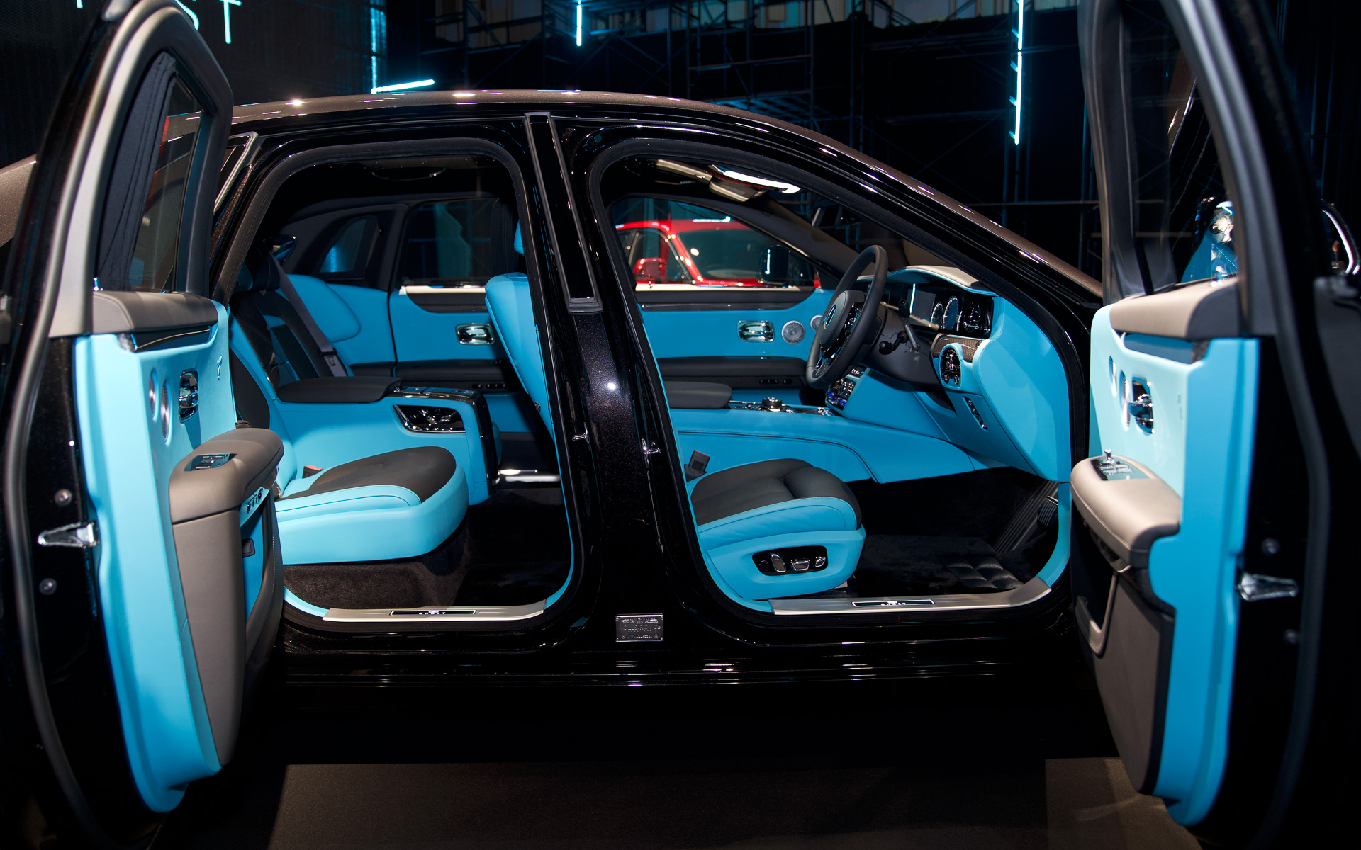 ドアは観音開きスタイル