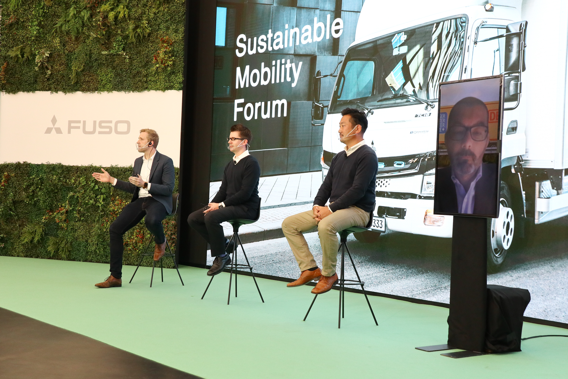 質疑応答で並ぶ登壇者。左から三菱ふそう チーフ・トランスフォーメーション・オフィサーのアレクサンダー・ルージング氏、イケア・ジャパン カントリー サスティナビリティ マネージャー マティアス・フレドリクソン氏、イケア・ジャパン カスタマーフルフィルメント部カントリー サービス フルフィルメントオペレーションマネージャー 大久保竜介氏、オンライン参加のDBシェンカー ヴァイスプレジデント シリル・ボンジェーン氏