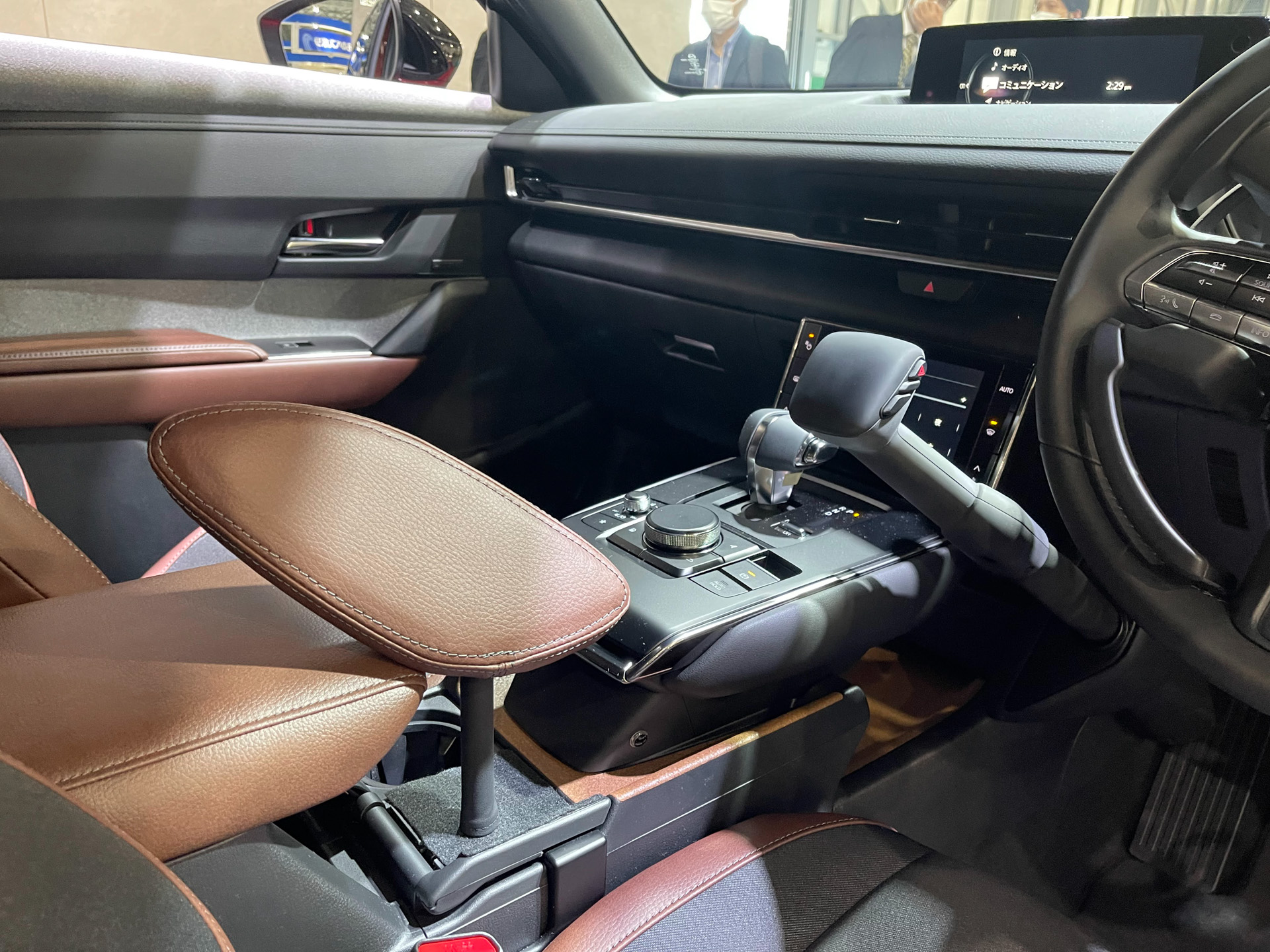 ちょうど左肘のあたりに取り付けられた肘サポート台