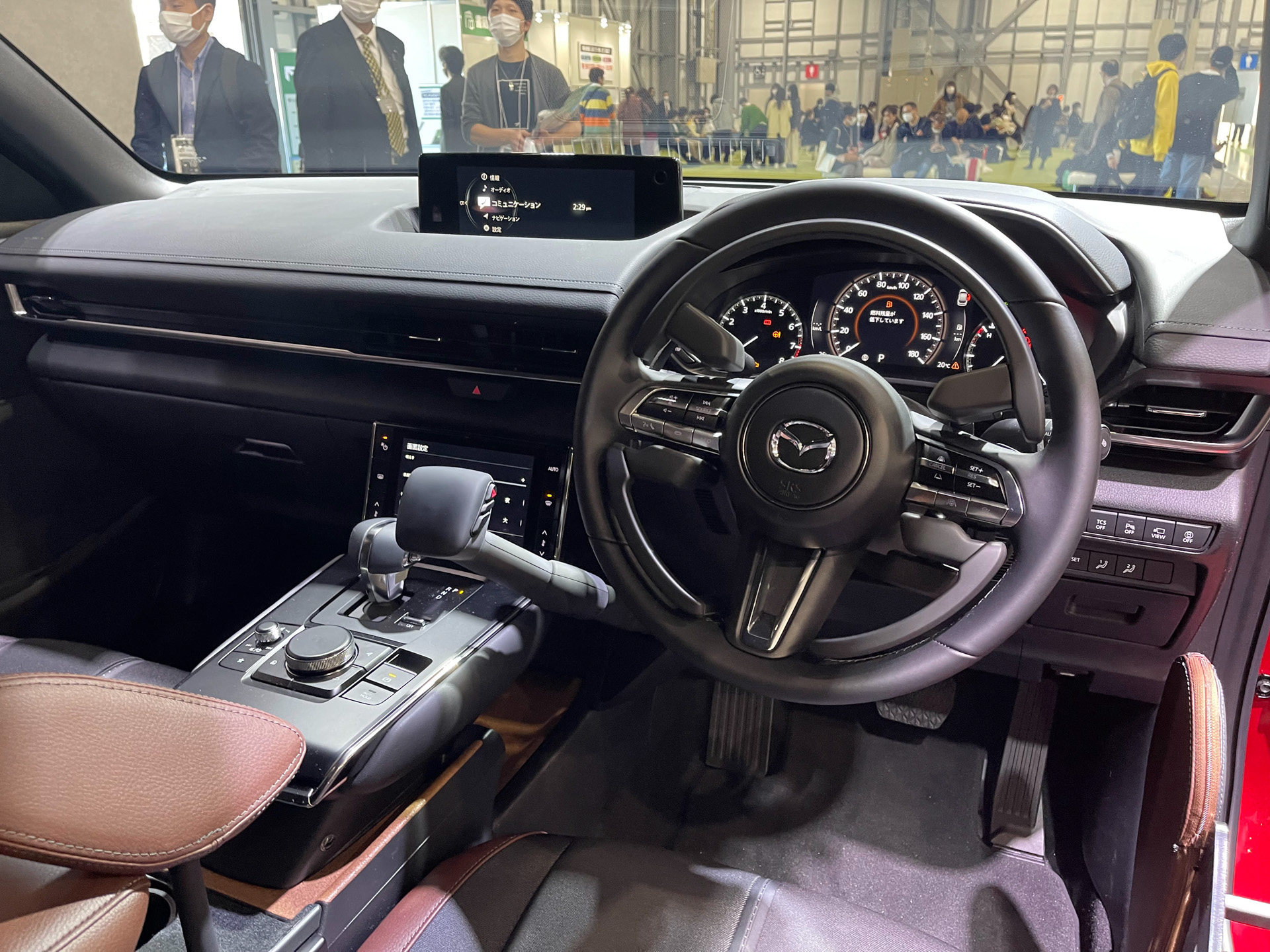 ステアリングの左にあるレバーを押し込むことでブレーキ。アクセル操作はステアリングの内側にあるリング状のものを押し込む