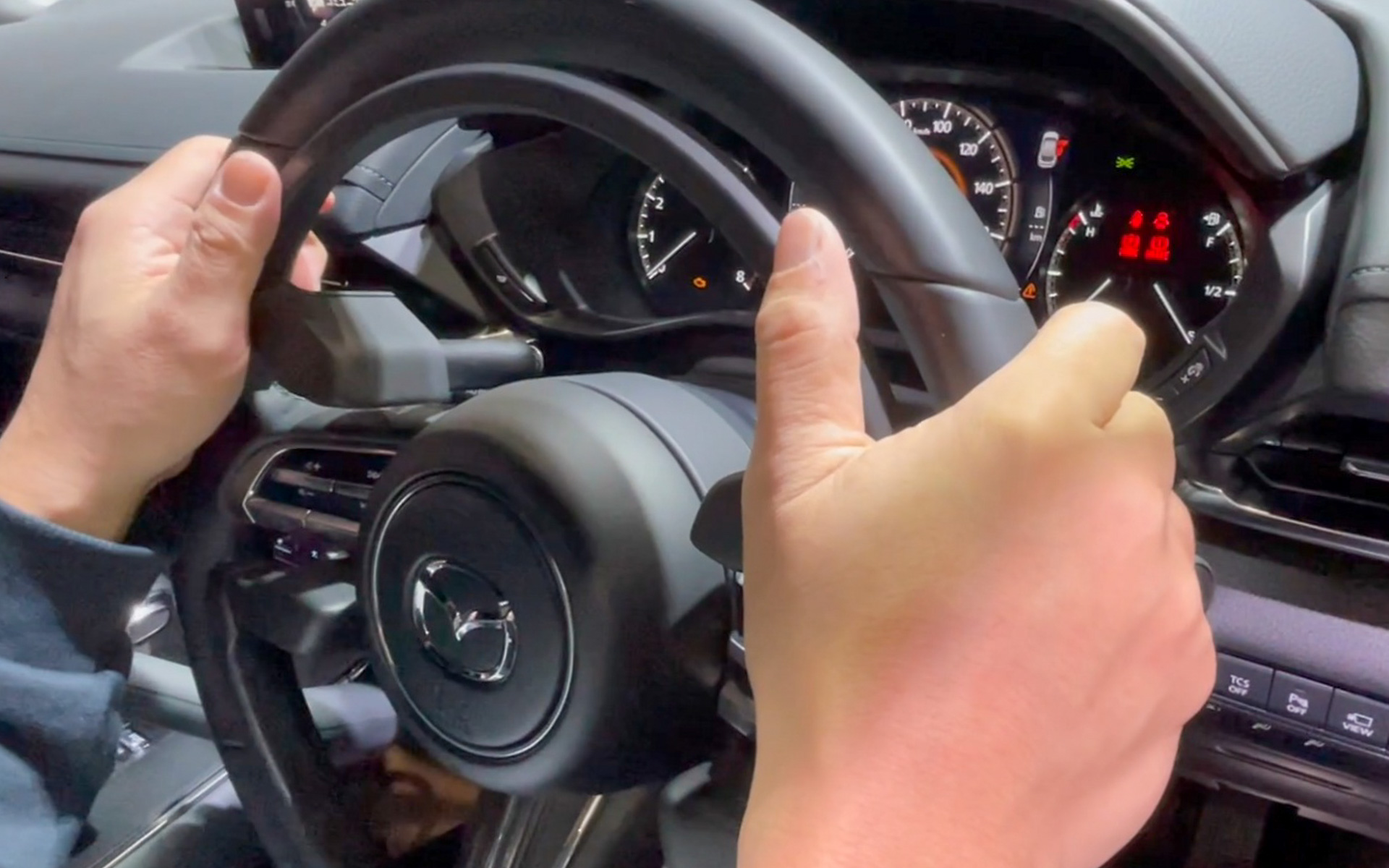 ステアリングと一緒に握っても違和感のない絶妙な高さに配置されたアクセルリング