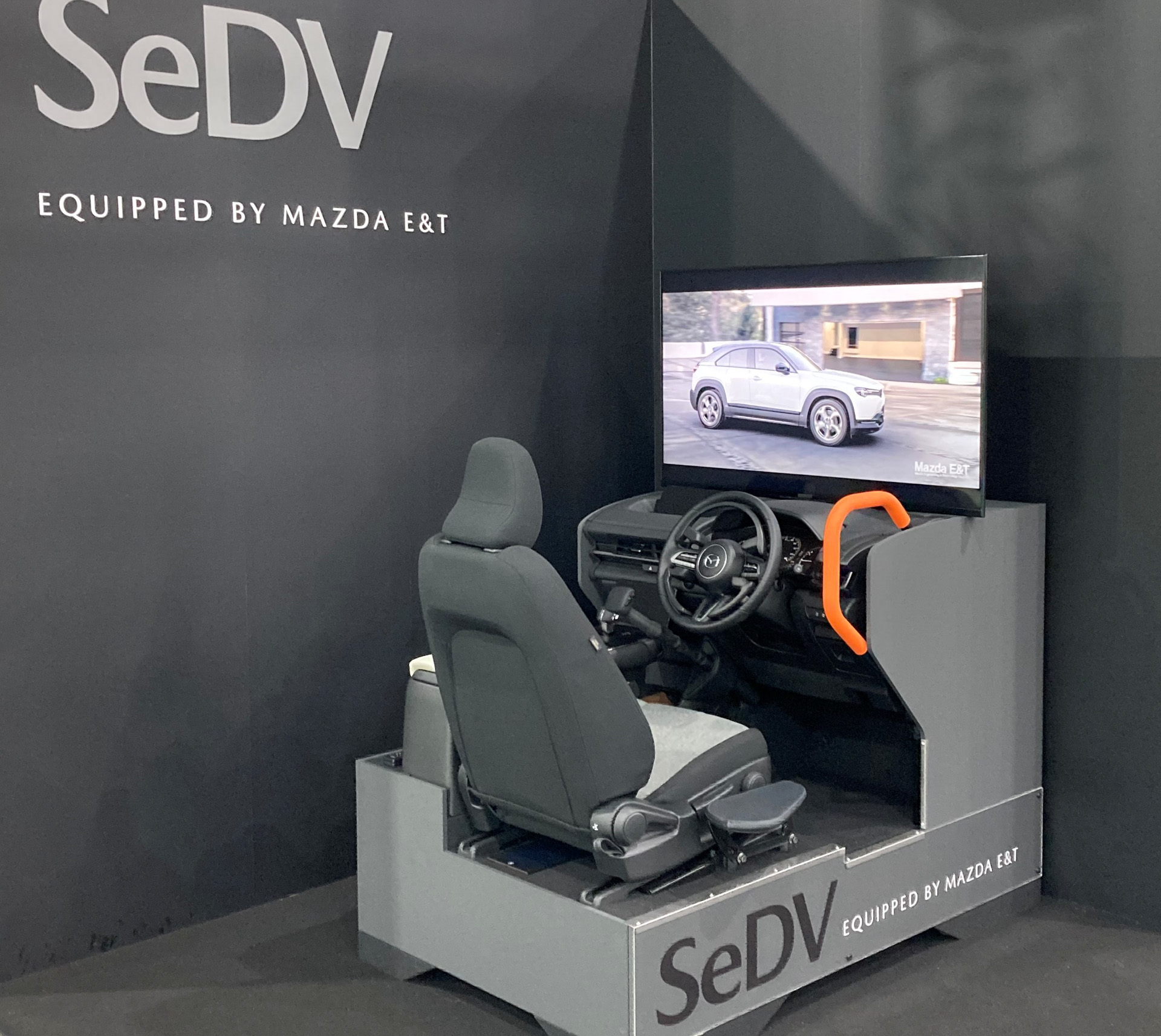 4K画質で表示される3種類のコースでMX-30 SeDVの手動運転装置を体験可能な「MX-30 SeDVドライビングシミュレーター」