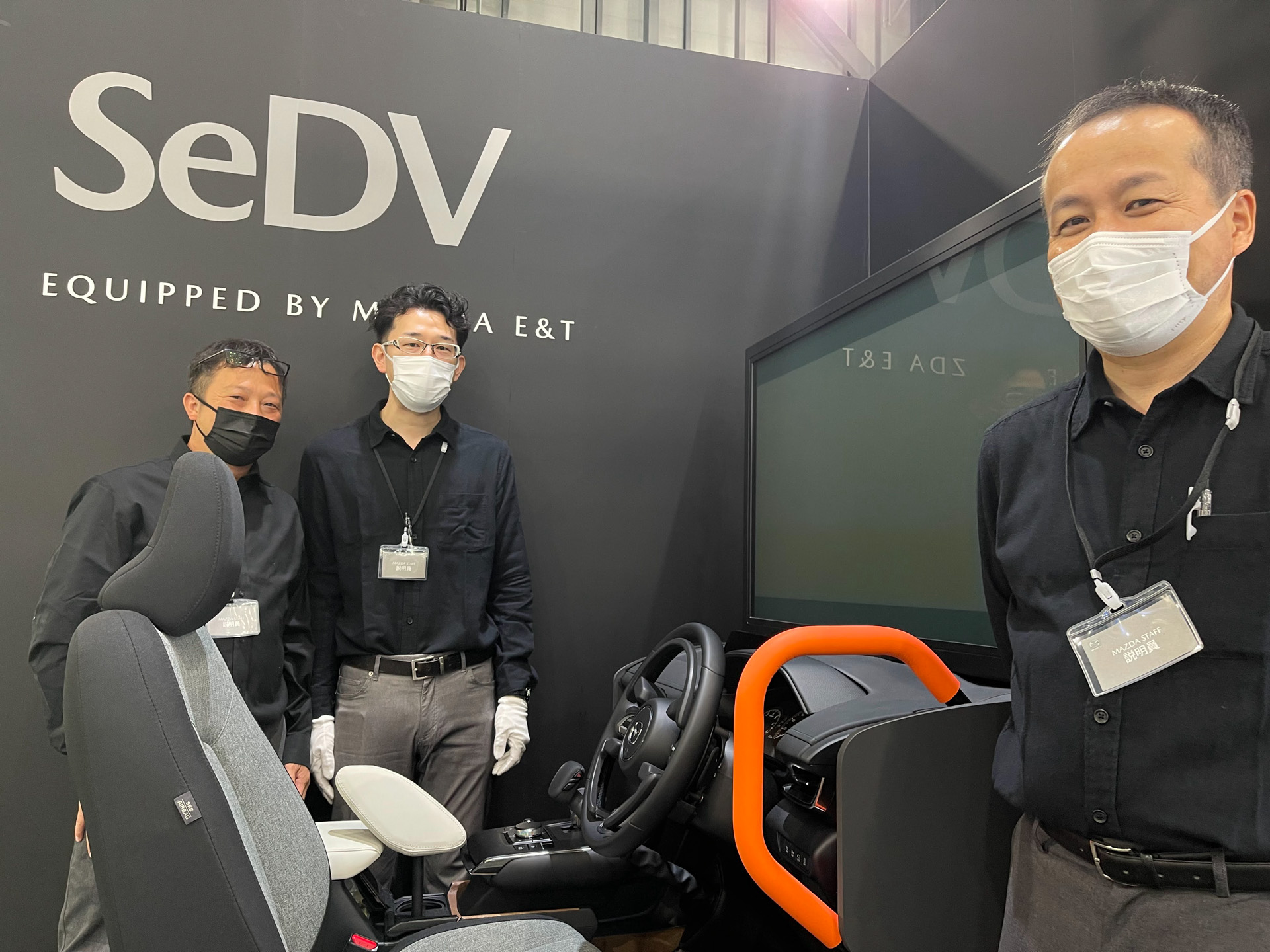 開発者のみなさん、すごくいいモノを開発していただきありがとうございます！　コレすごい完成度なので、こいうったイベントでの体験展示だけではなく、教習所などにもこのシミュレーターがあれば足が不自由で運転を諦めていた方の実践的な手動運転装置のドライビング練習になる気がします