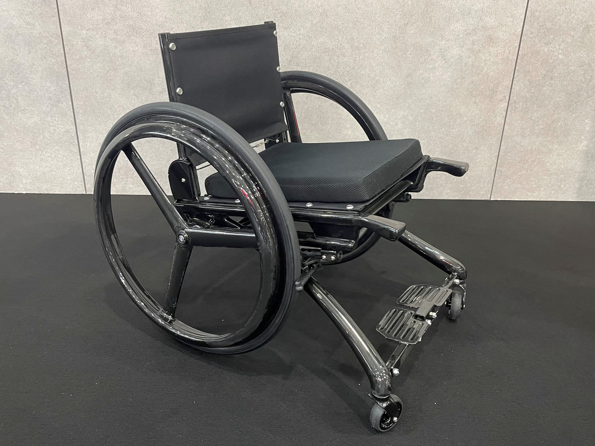 カーボン製の「車載用超軽量車いす」は総重量がなんと約5.4㎏！