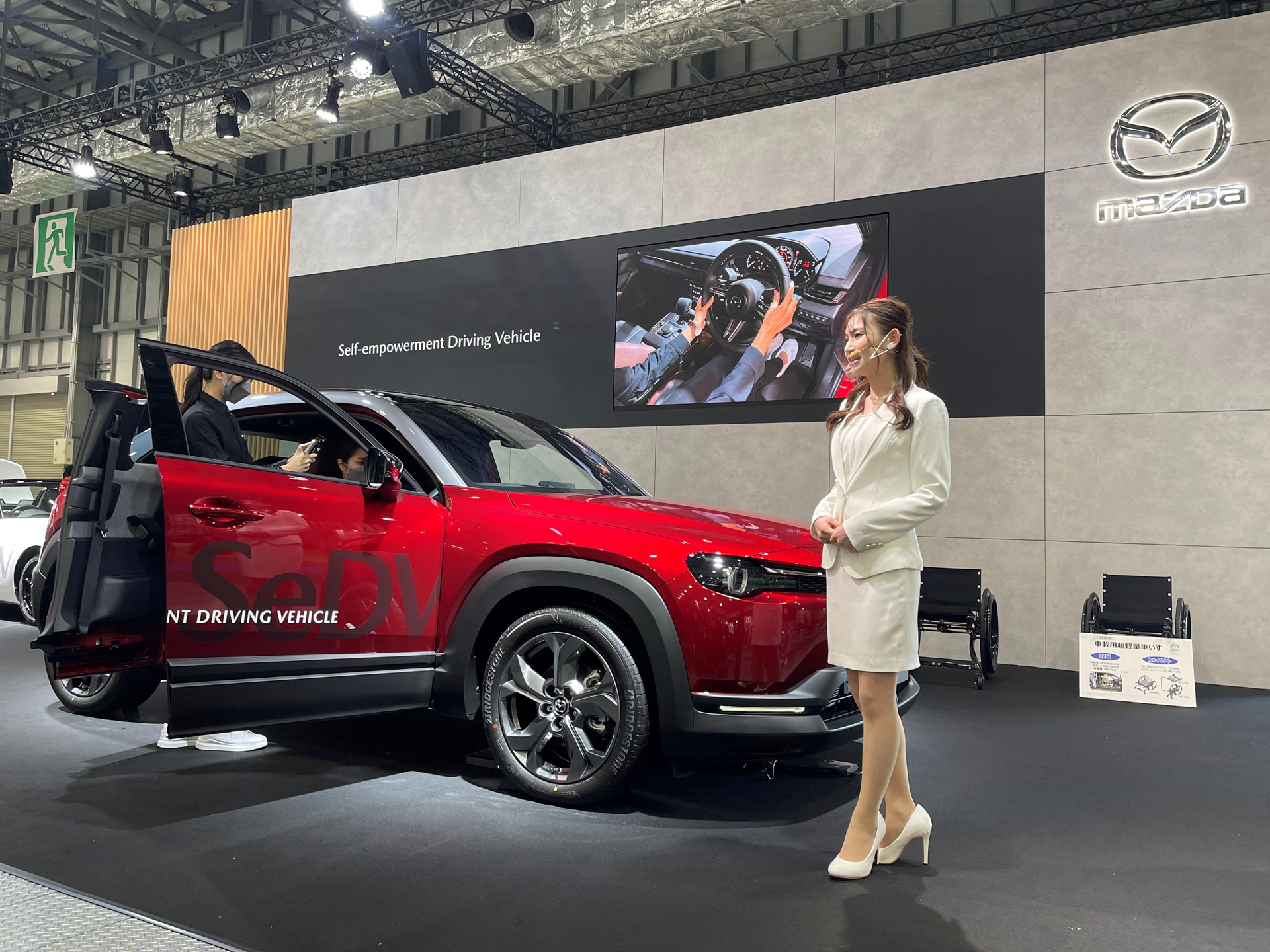 手だけで運転できる手動運転装置が搭載された「MAZDA MX-30 Self-empowerment Driving Vehicle（SeDV）」（市販予定車）